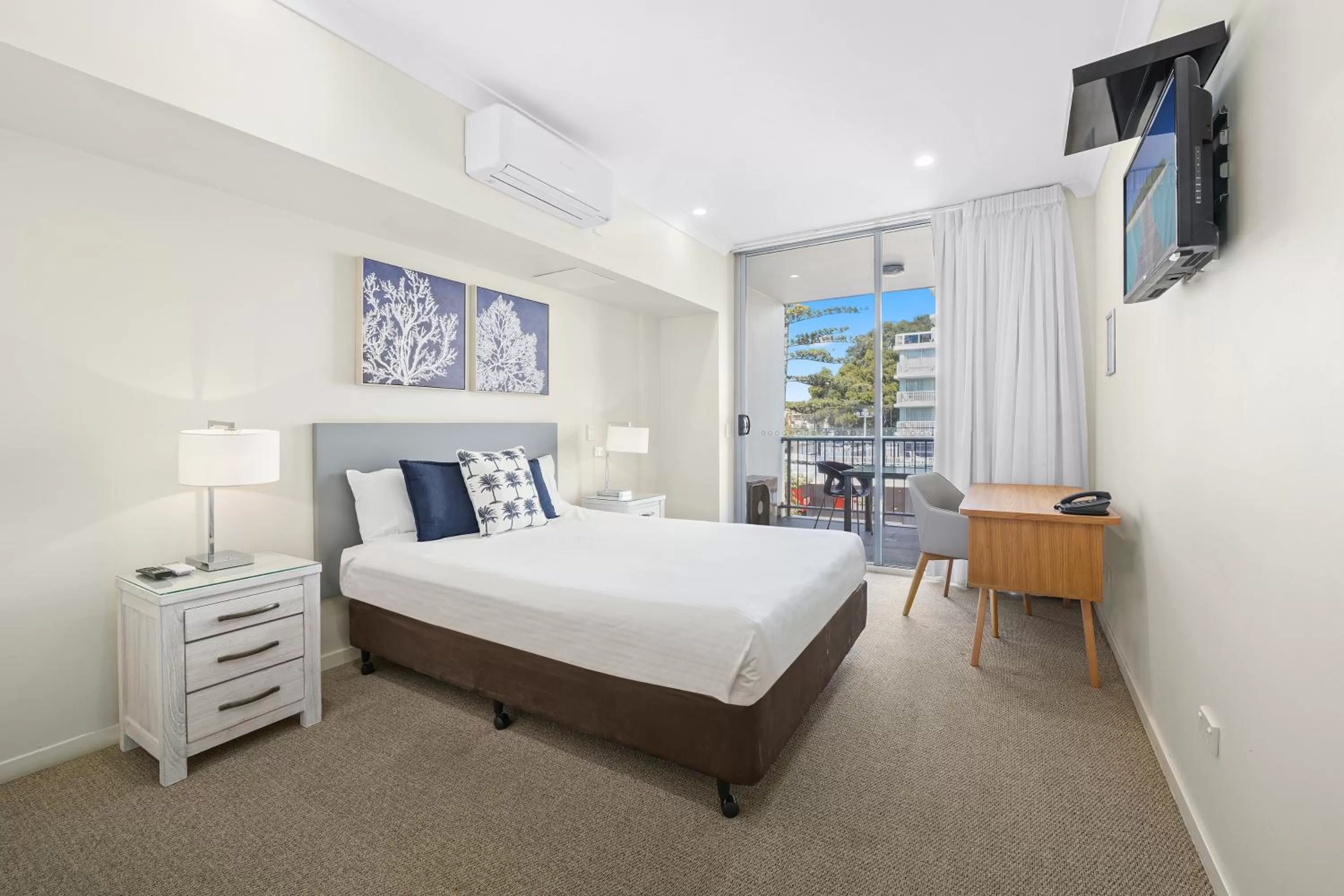 Communal lounge/ TV room, Bed in Macquarie Waters Boutique Apartment Hotel