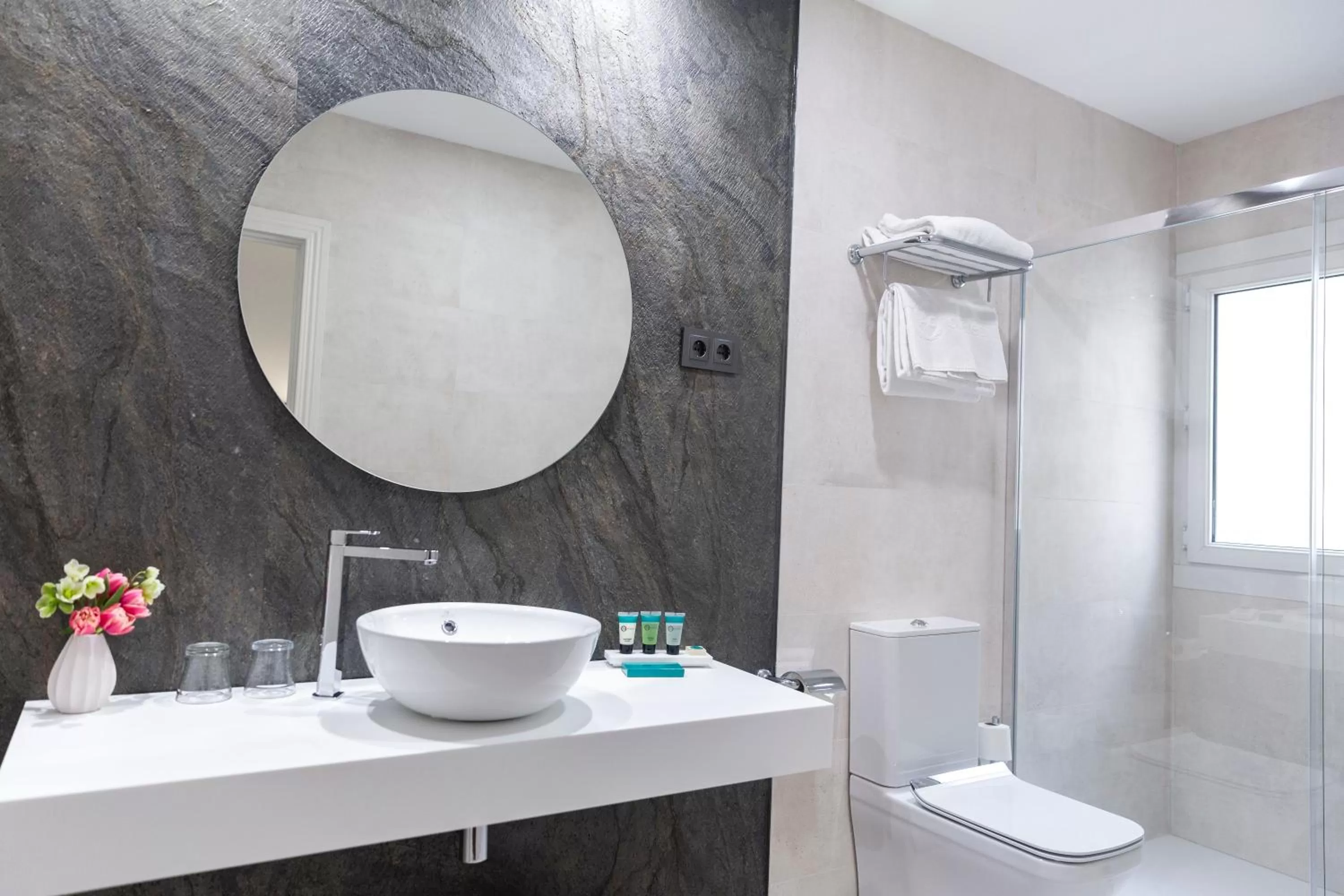 Bathroom in Hotel Serrano