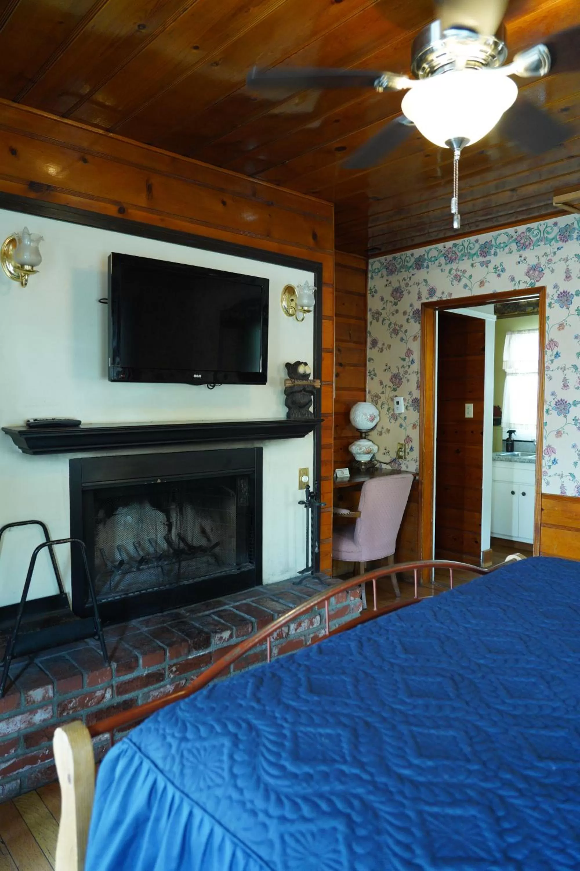 flat iron in Hillcrest Suites & Cabins