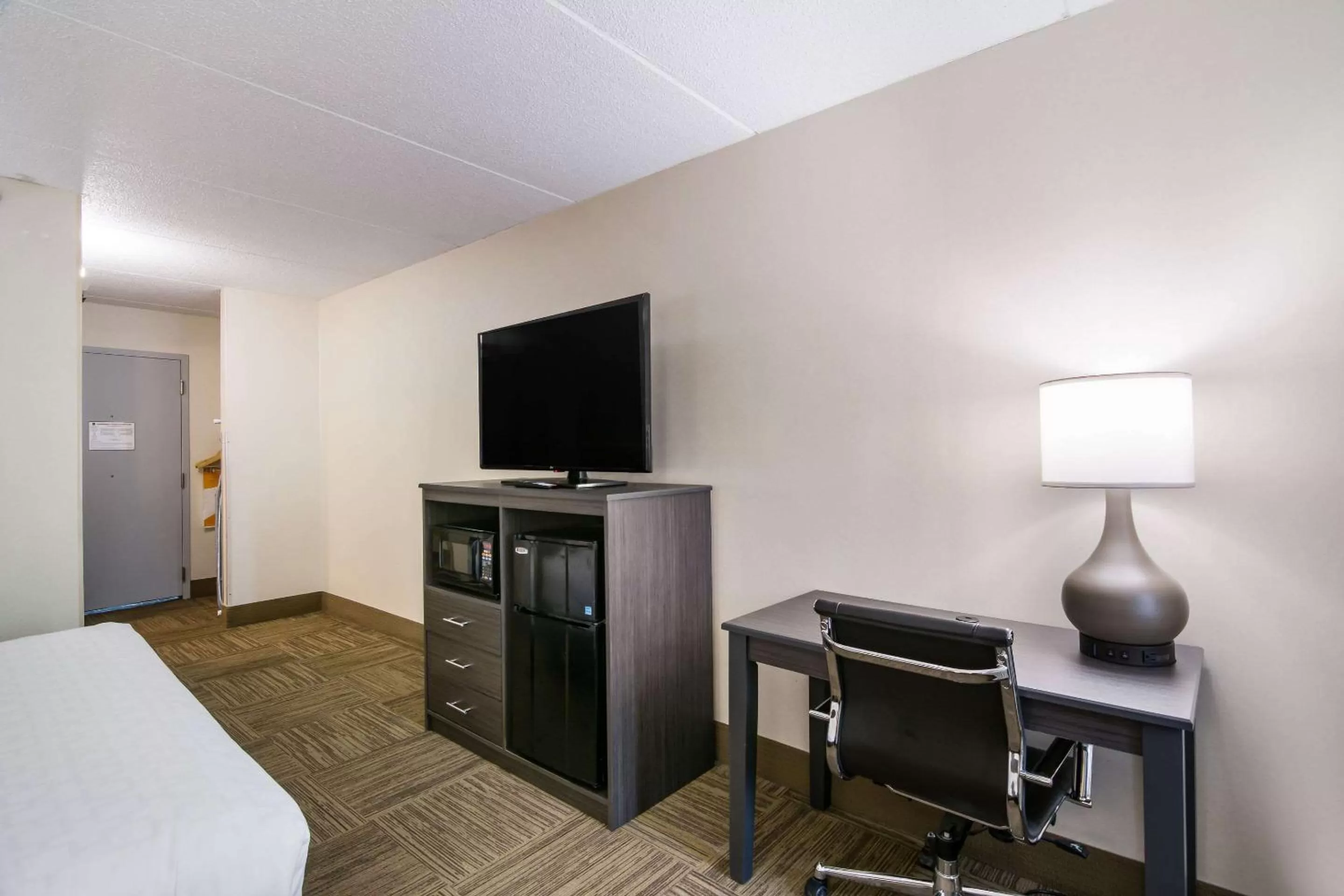 Photo of the whole room, Bed in Clarion Pointe Jamestown - Falconer