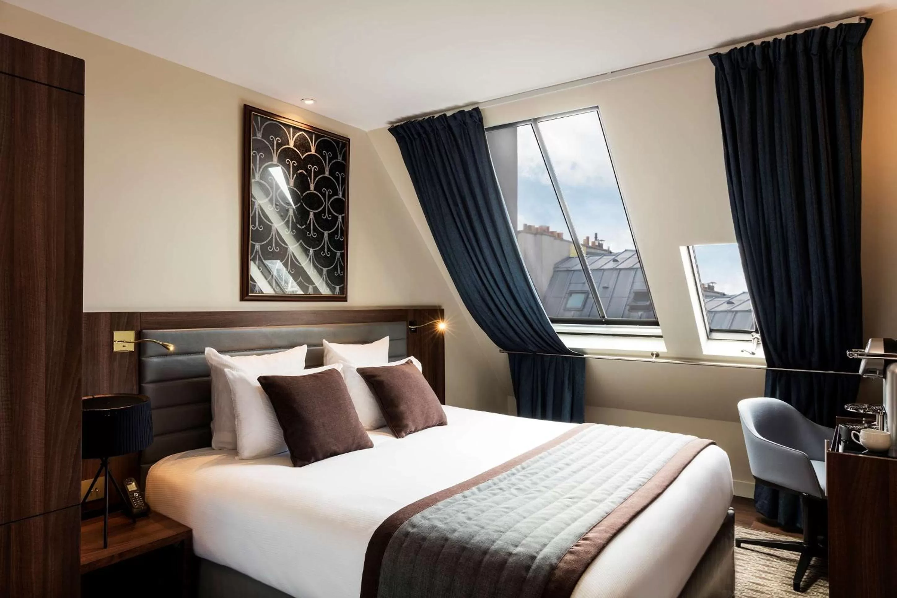 Photo of the whole room, Bed in Hôtel Mayflower Opera