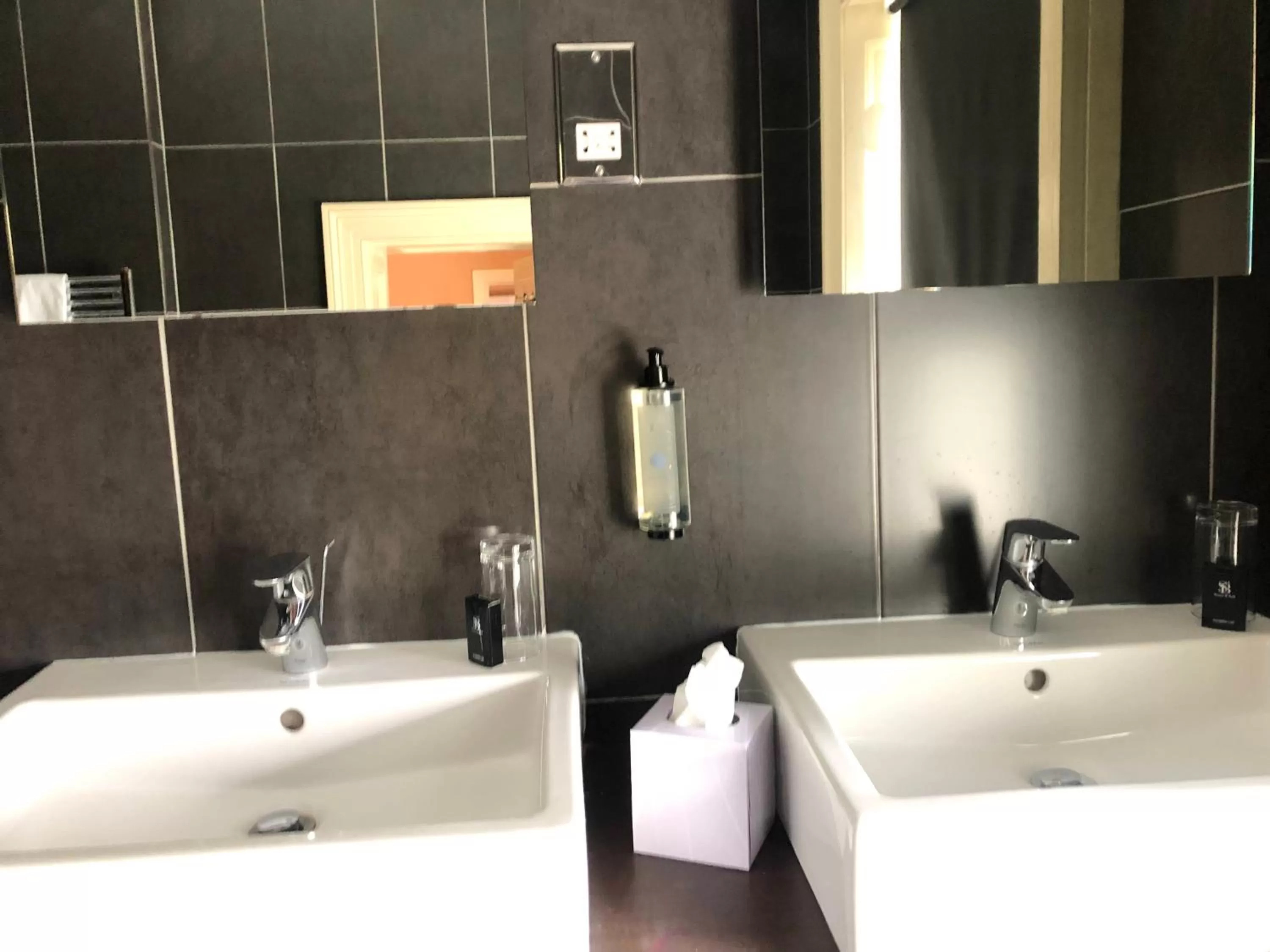 Bathroom in Park House Hotel