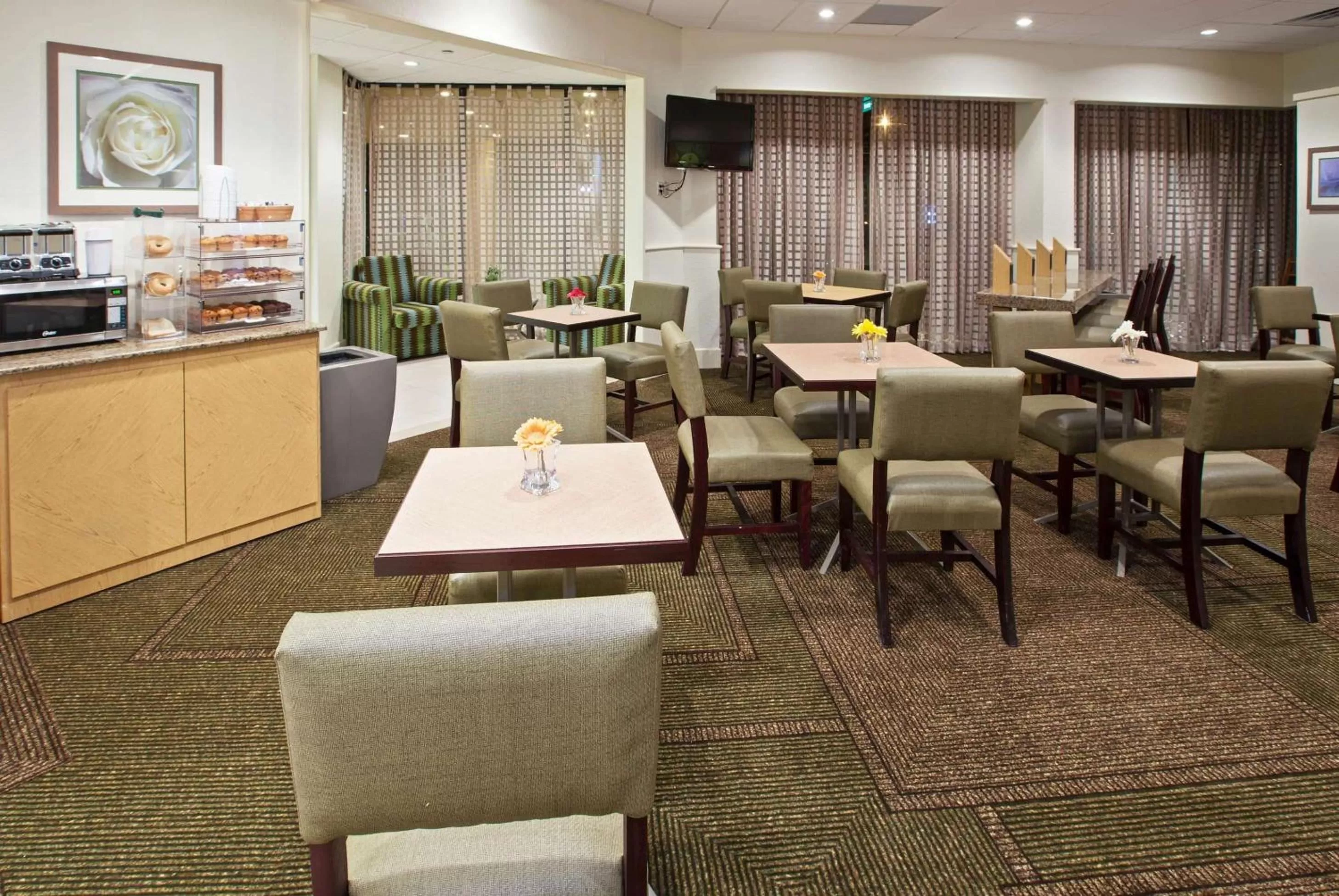 Restaurant/places to eat in La Quinta by Wyndham Nashville Airport/Opryland