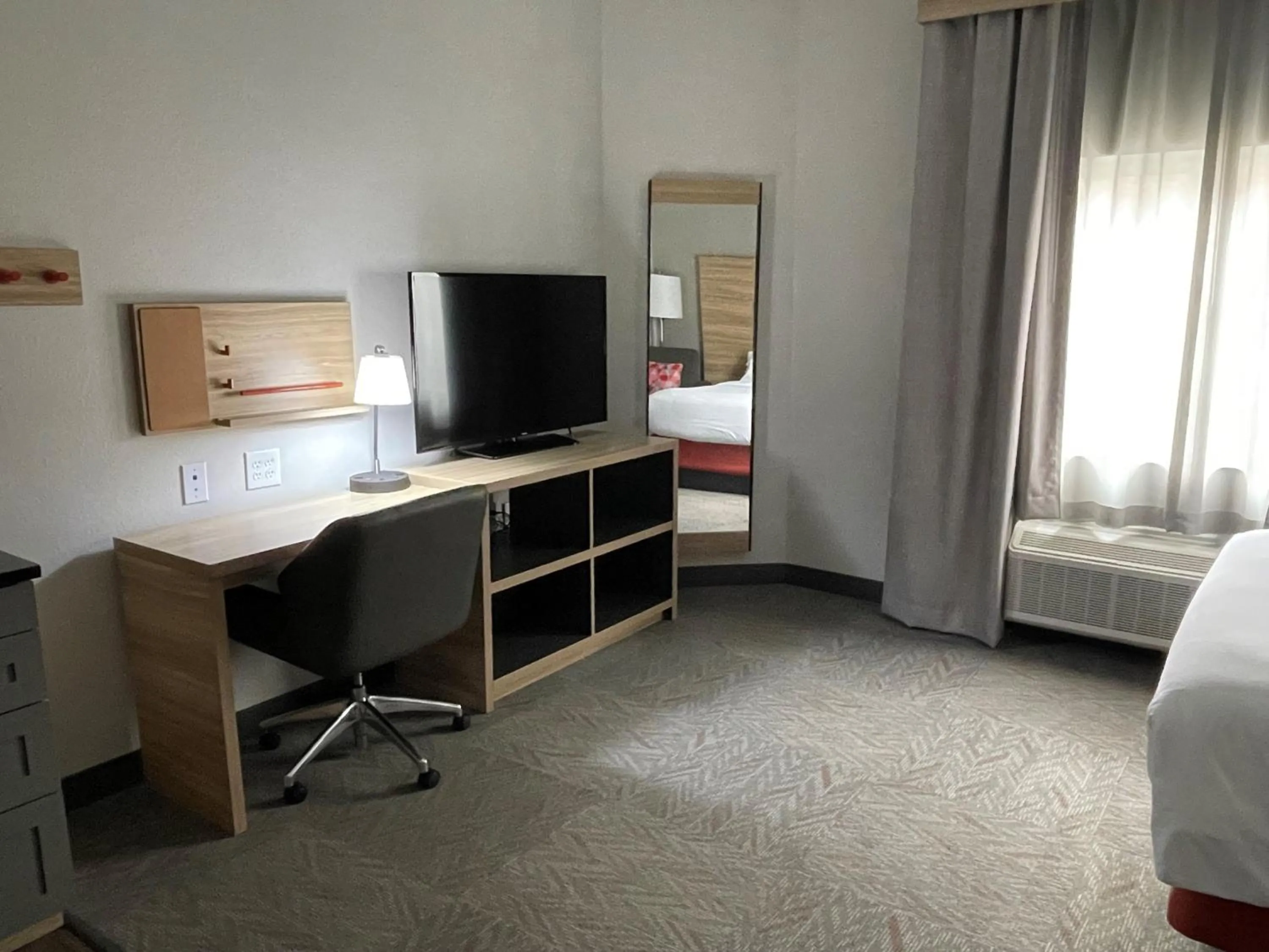 Photo of the whole room, Bed in Candlewood Suites Tuscaloosa by IHG