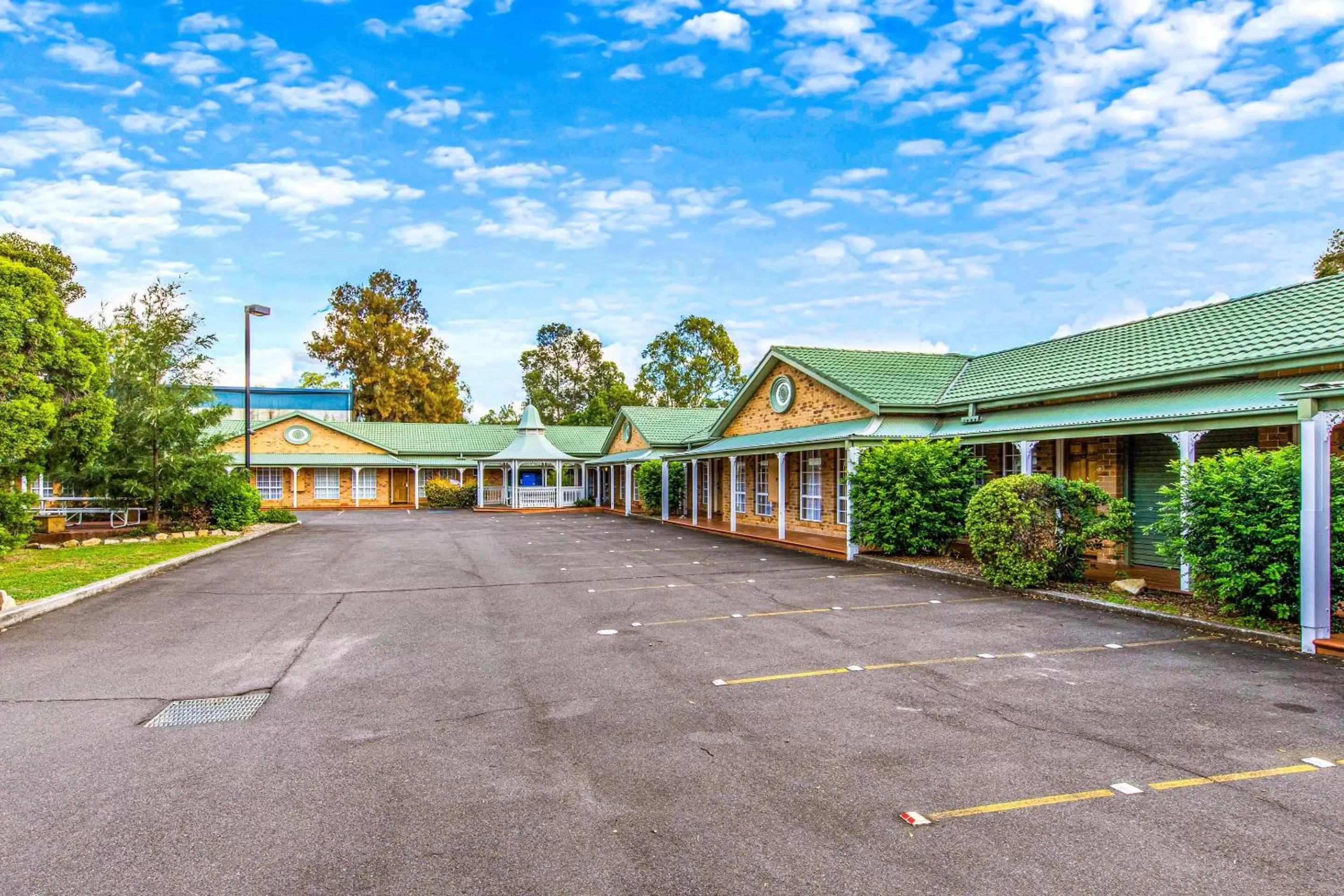 Property building in Quality Inn Penrith Sydney