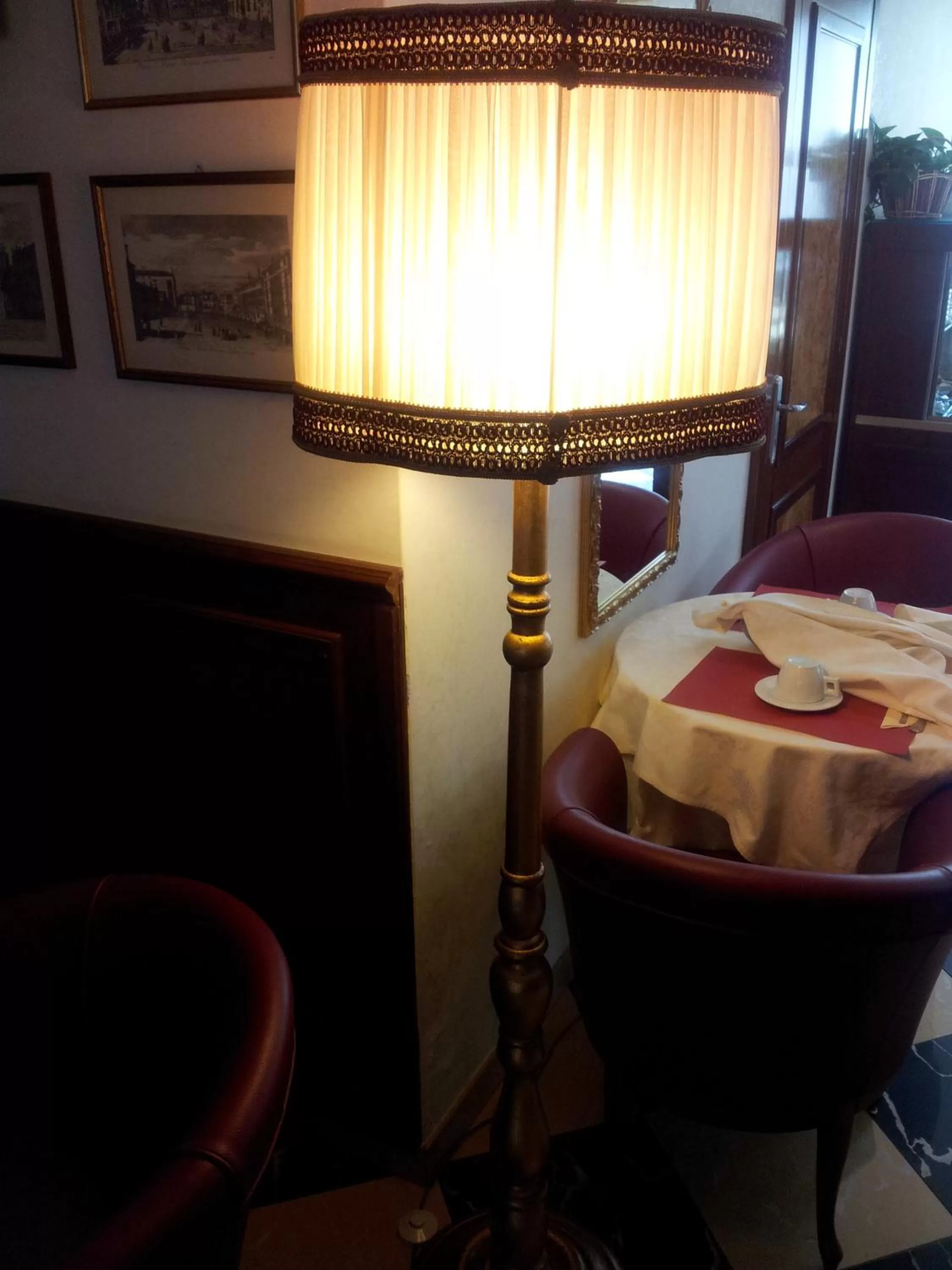 Restaurant/places to eat in Hotel Regit