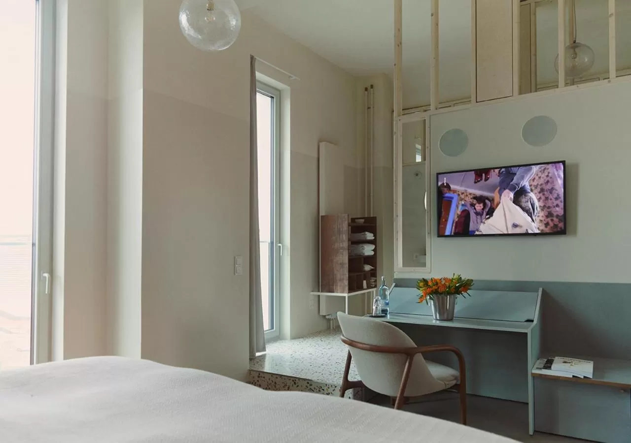 TV and multimedia, Bed in Michelberger Hotel