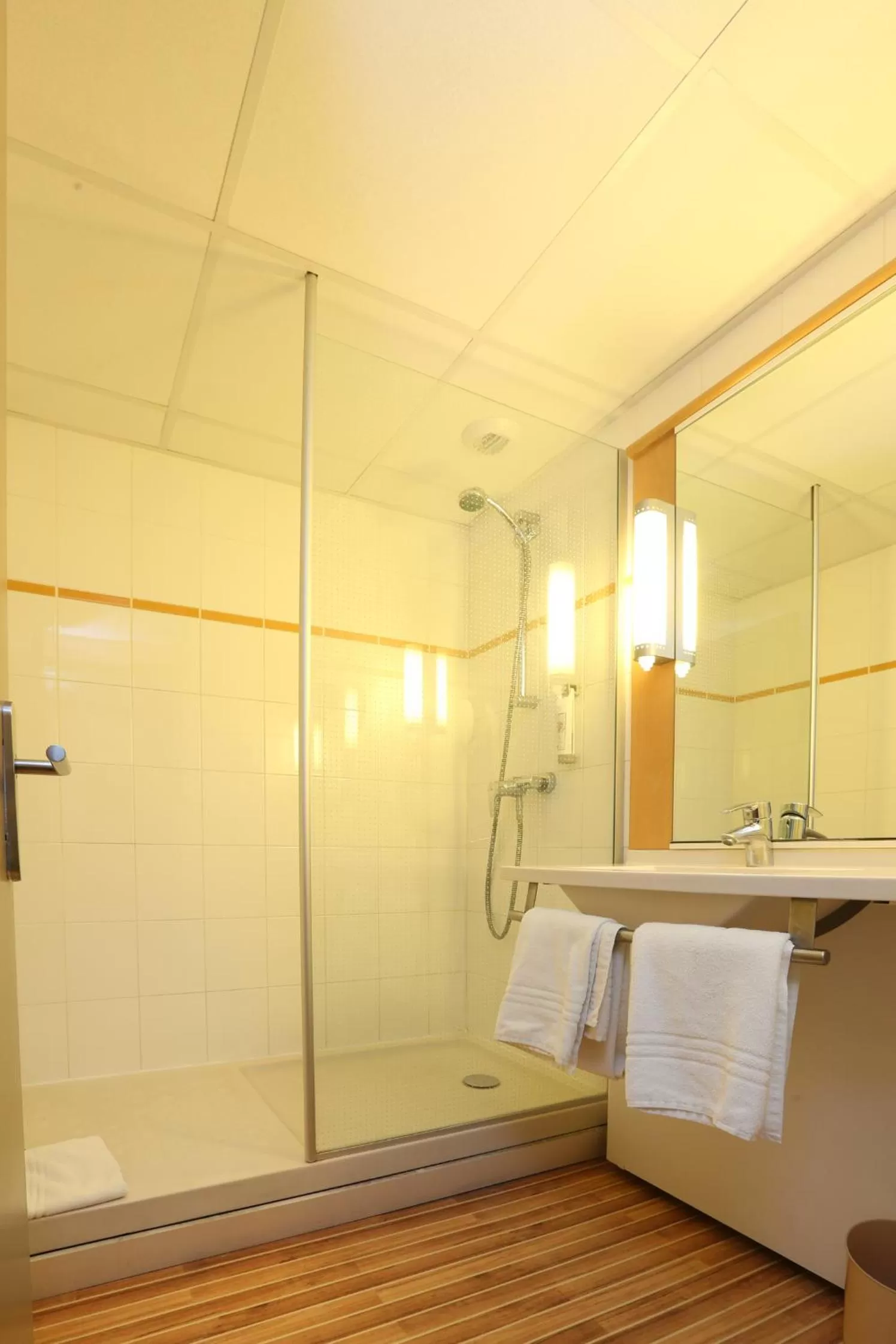 Bathroom, Bed in ibis Montélimar Nord