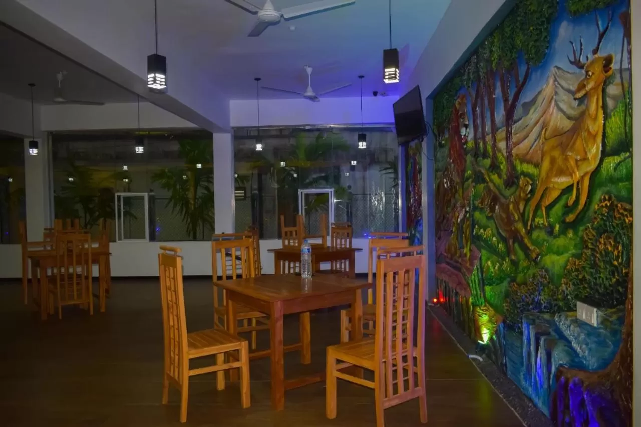 Restaurant/Places to Eat in Hotel Theevanni Inn