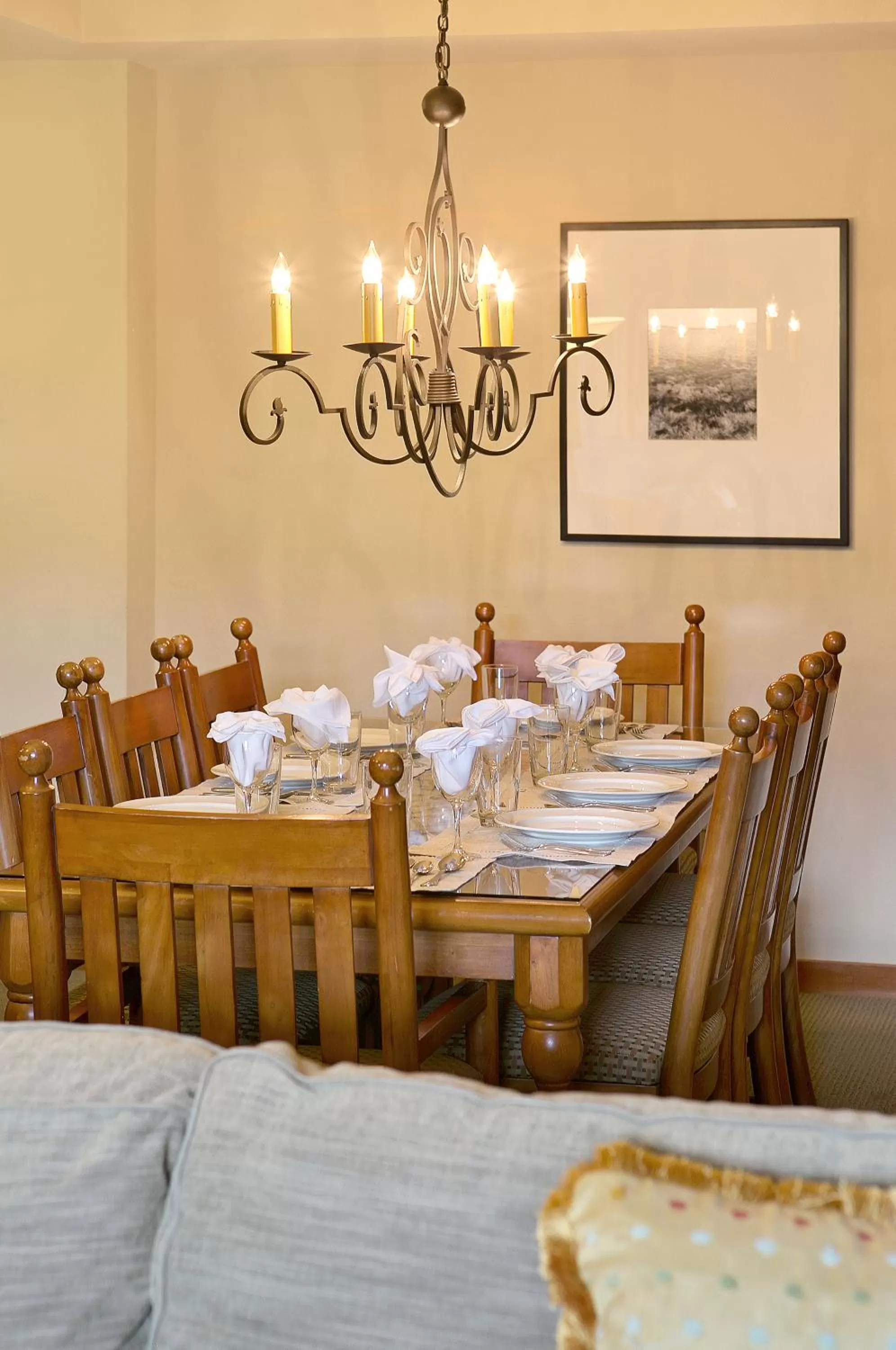 Dining area, Bed in The Village Lodge