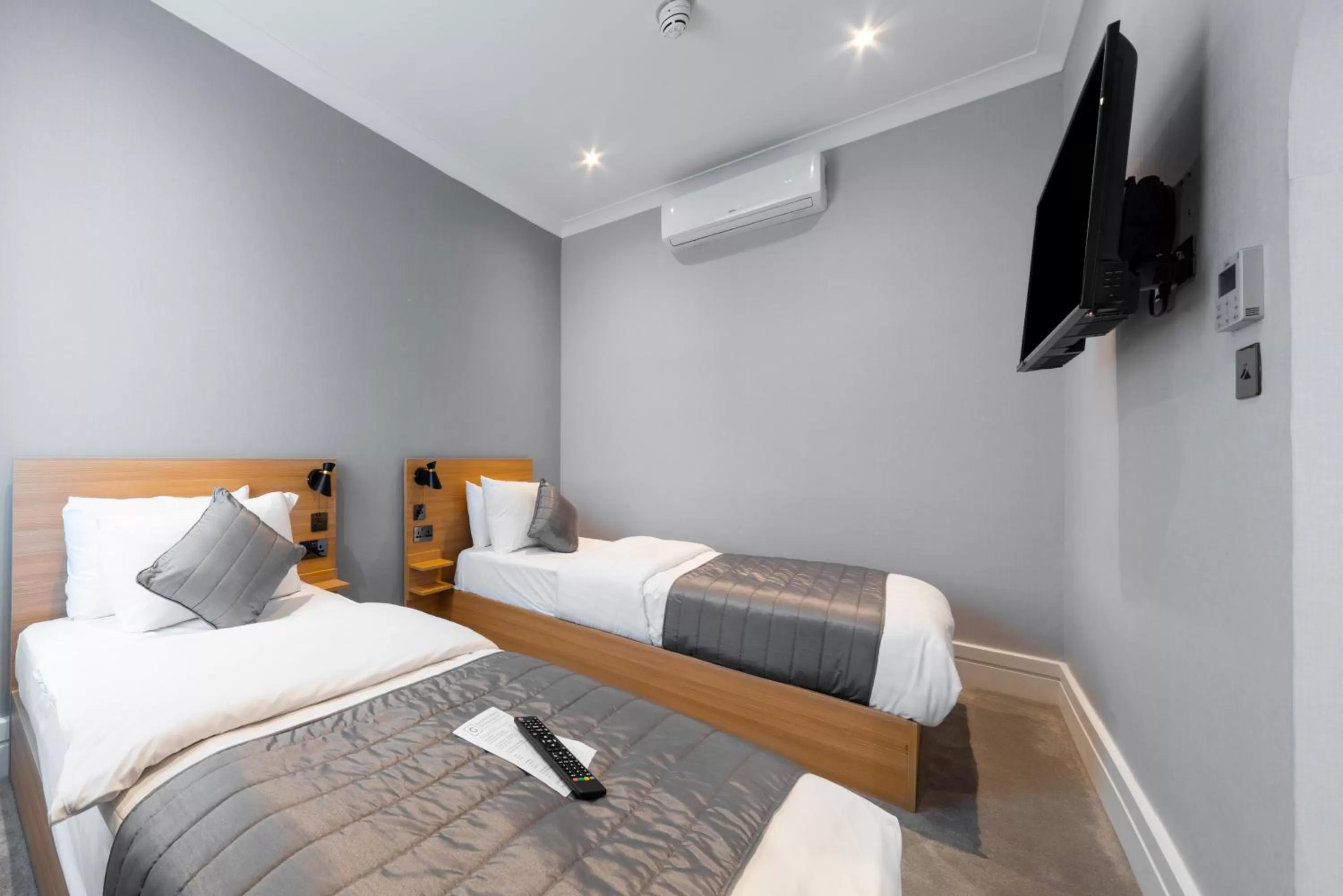 Bedroom, Bed in Gainsborough Hotel