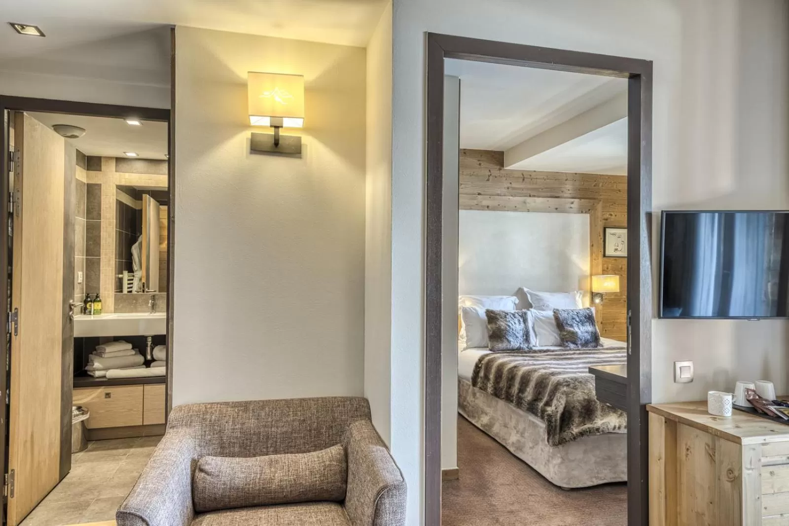 Photo of the whole room, Bed in Les Loges Blanches Megève