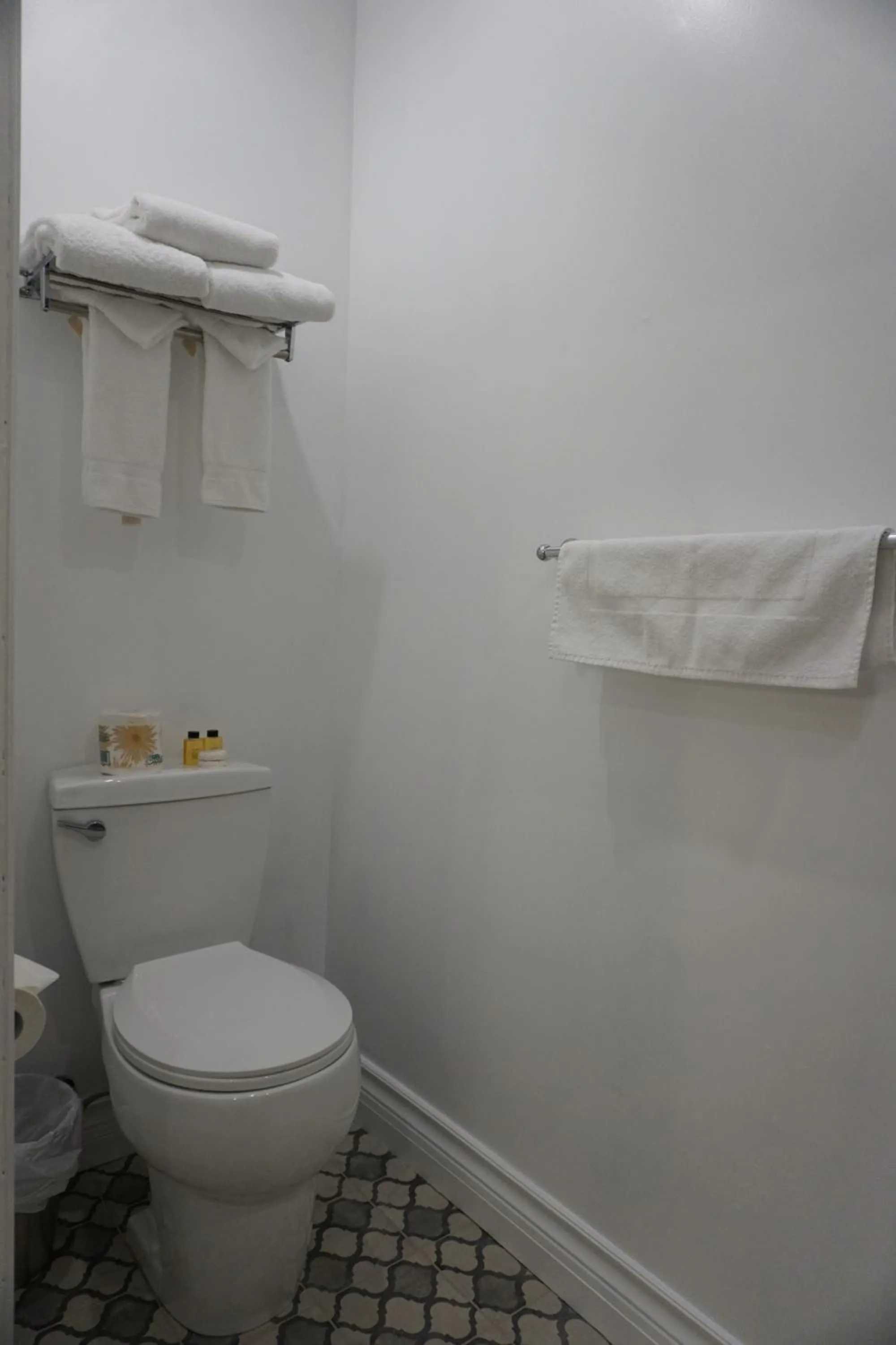 Toilet in Hôtel Marie-Rollet