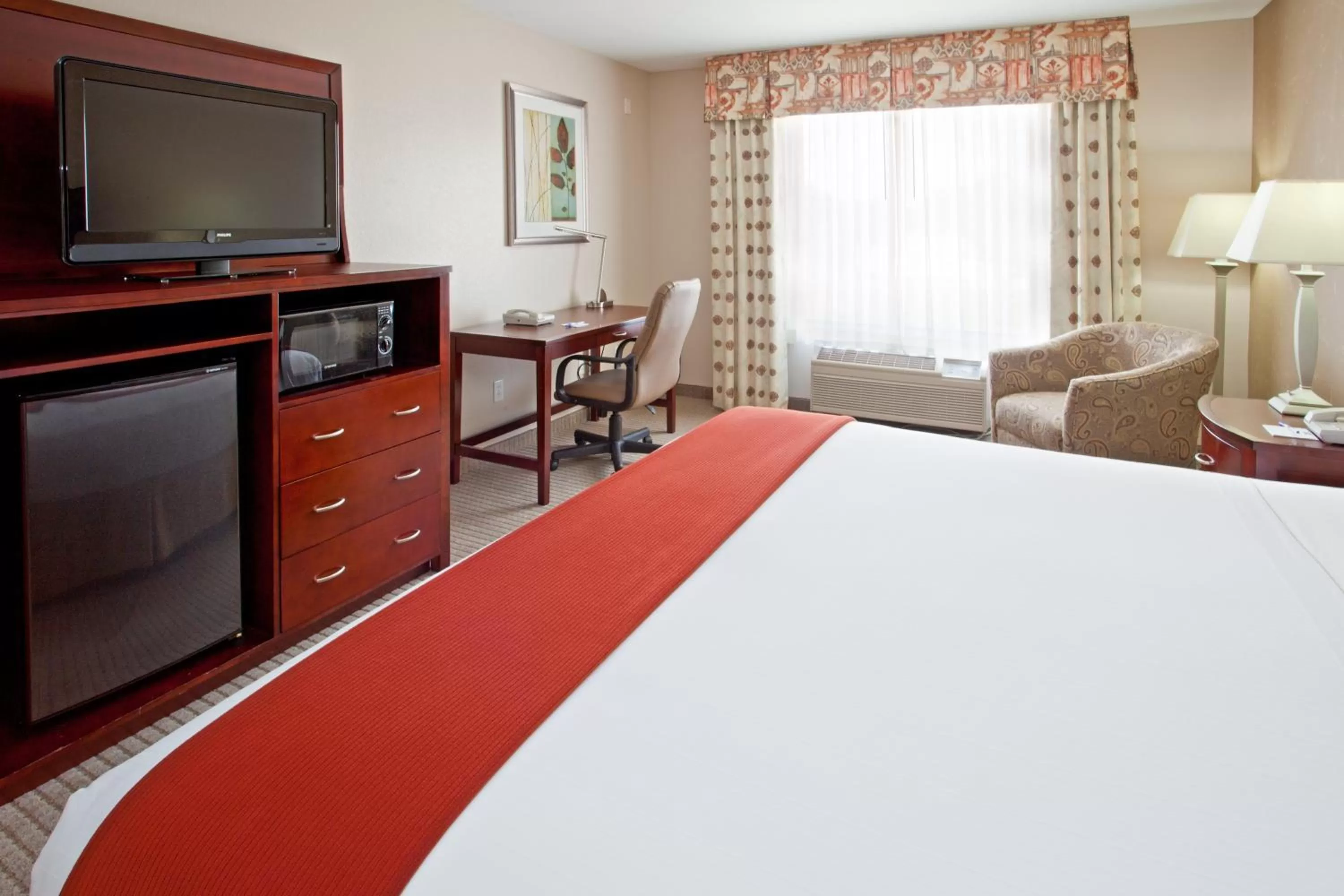 Bedroom, Bed in Holiday Inn Express & Suites College Station by IHG