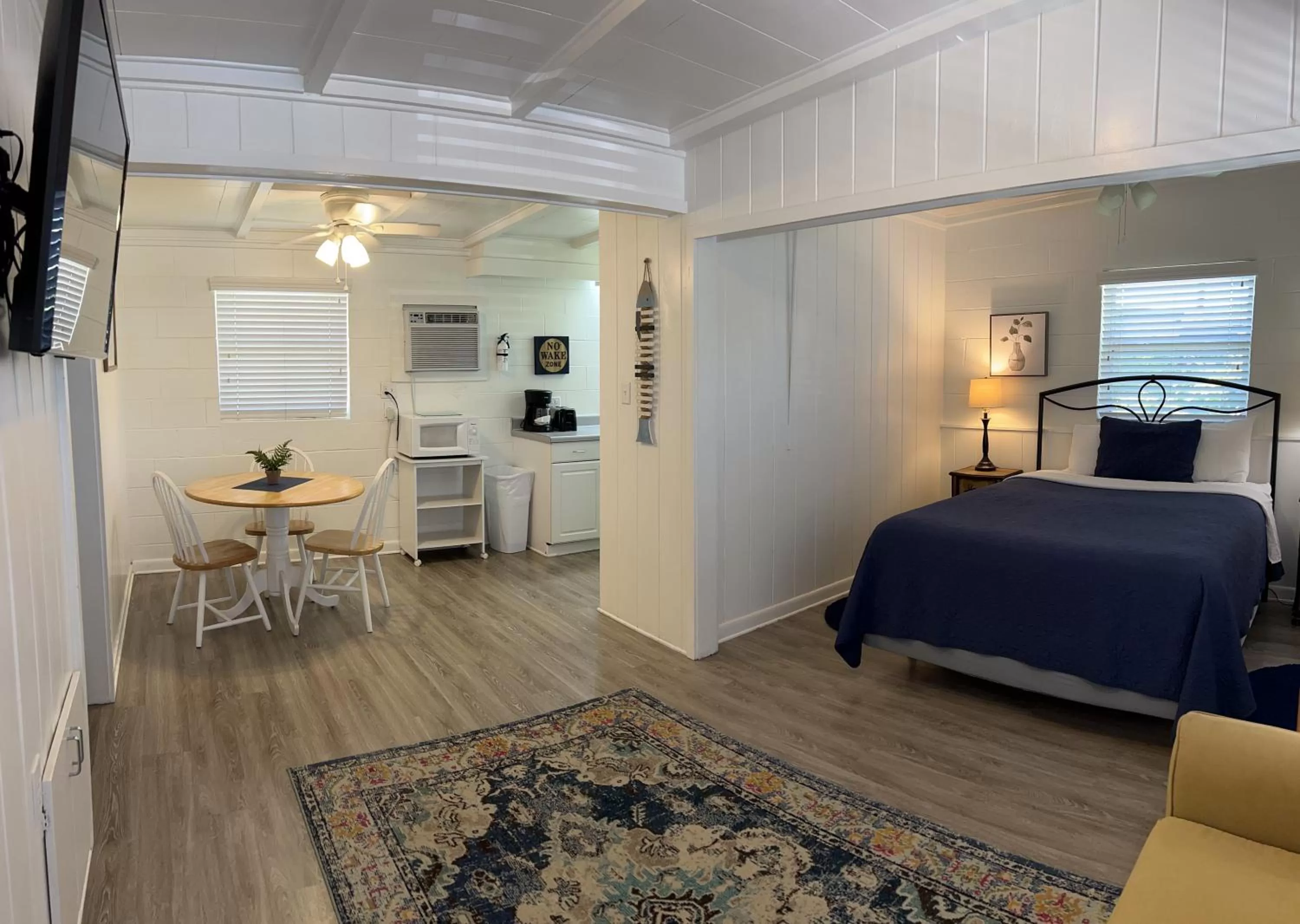 Bed in Hontoon Landing Resort & Marina