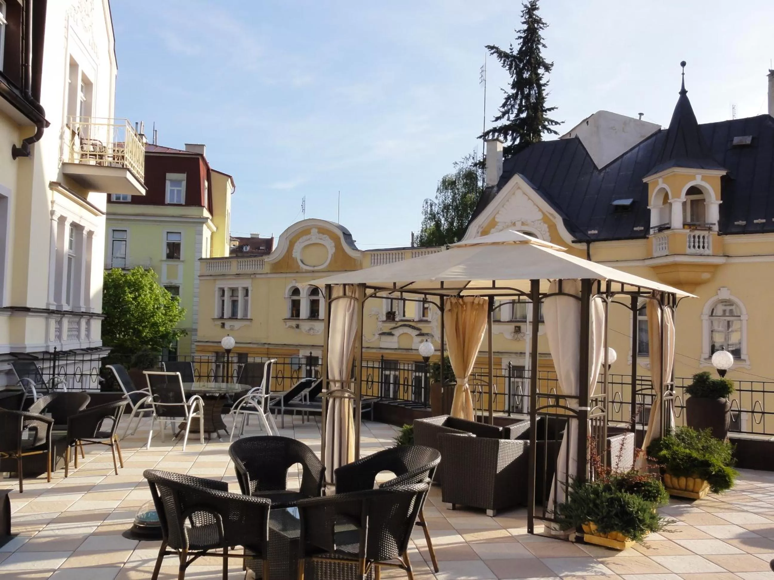 Restaurant/places to eat in Hotel Continental