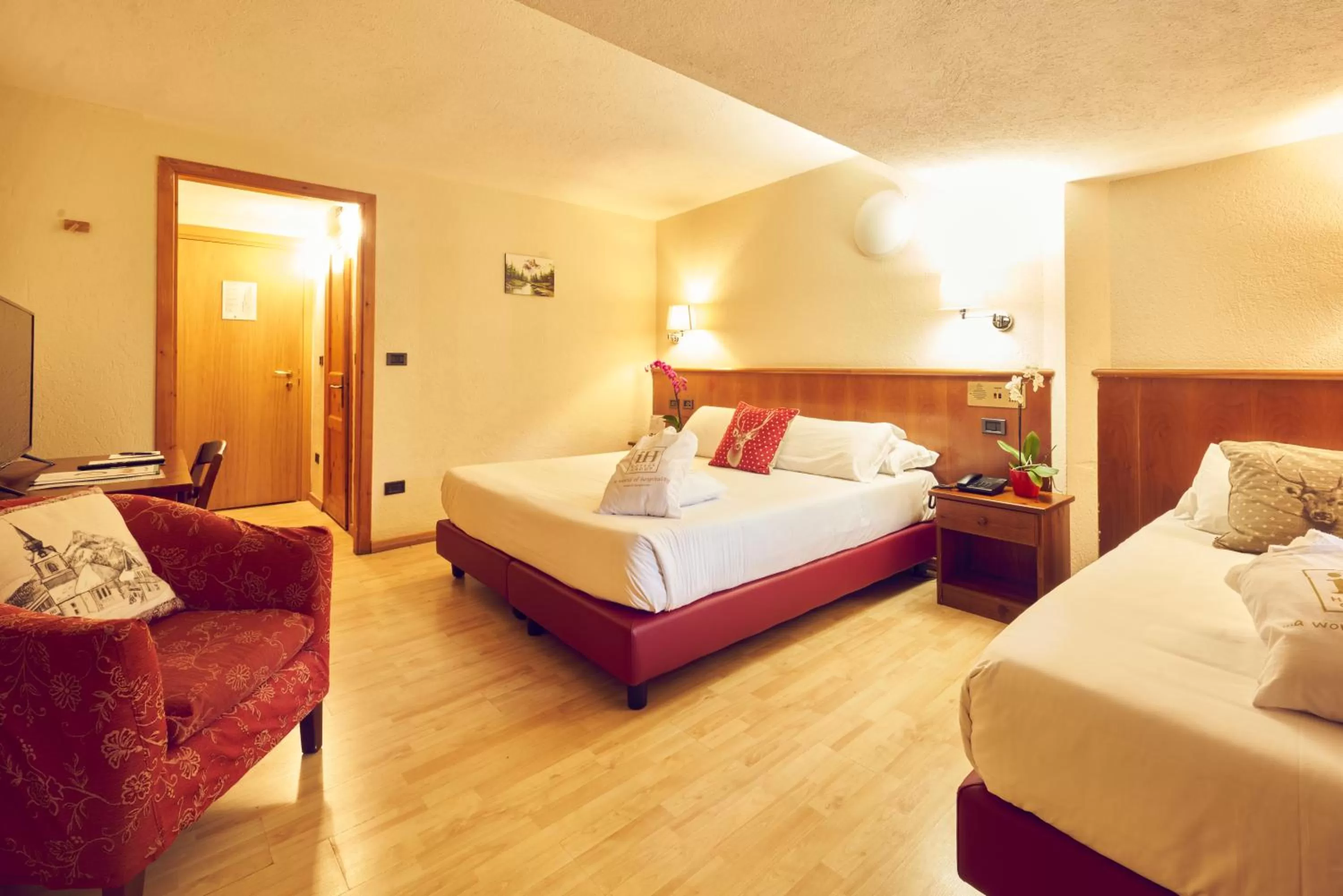 Bedroom, Bed in iH Hotels Courmayeur Mont Blanc