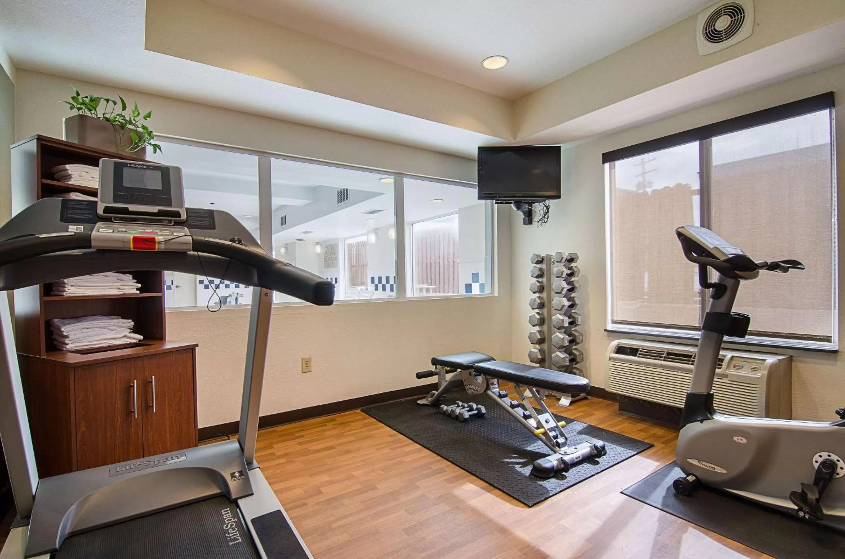 Fitness centre/facilities in Quality Suites Springdale West I-49