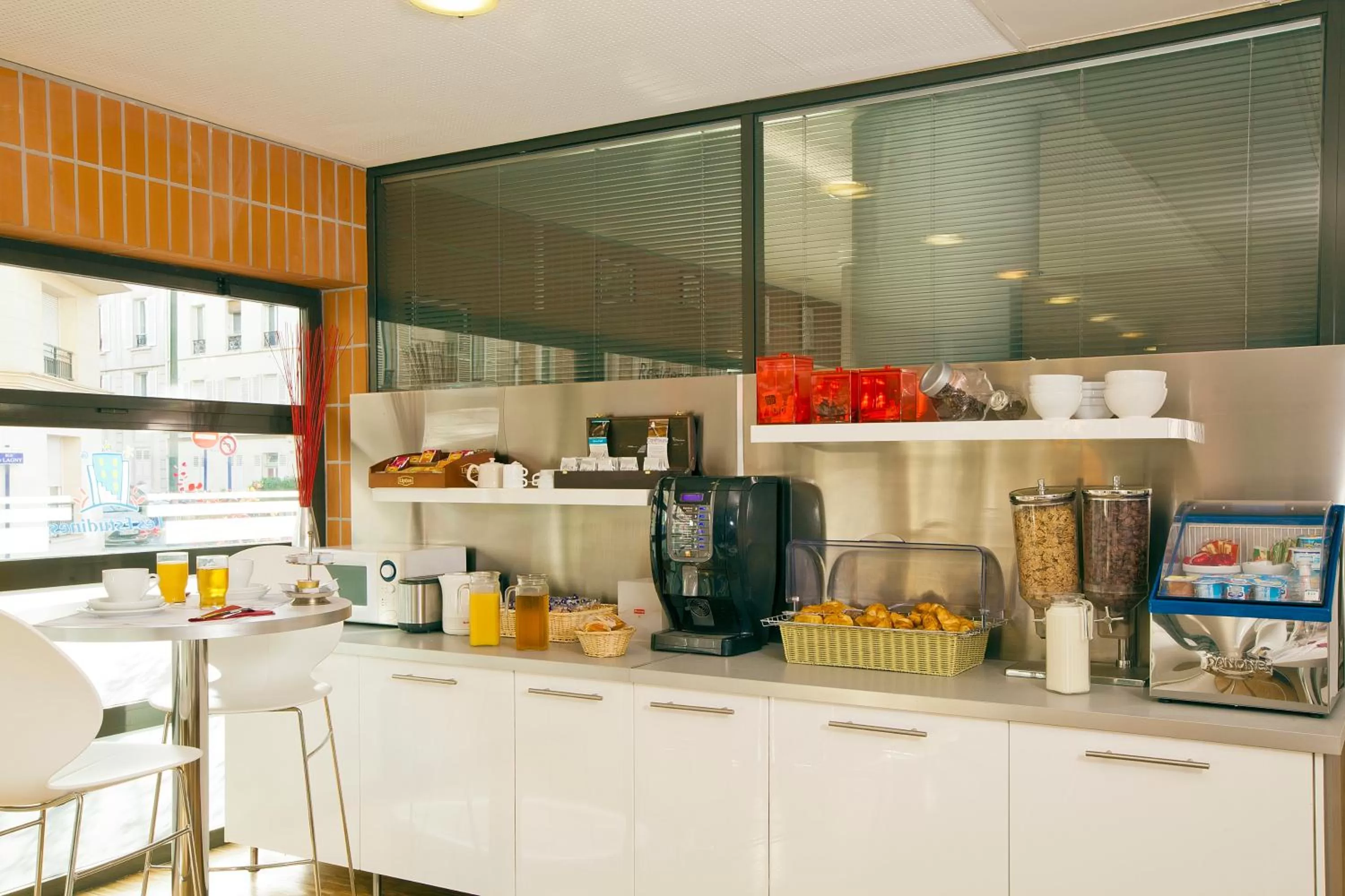 Restaurant/places to eat in Séjours & Affaires Montreuil Saint Mandé