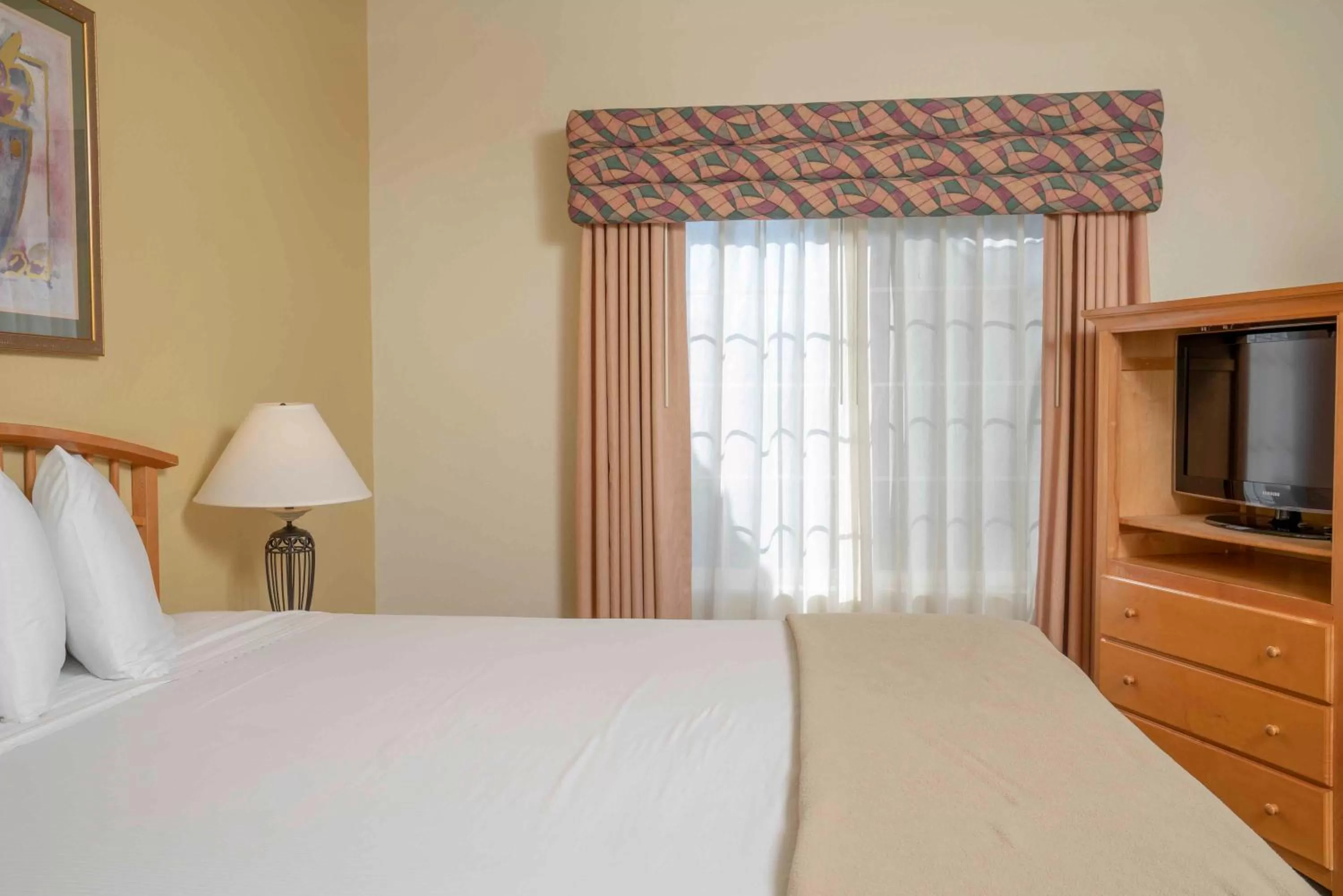 Bedroom, Bed in Raintree's Cimarron Golf Resort Palm Springs