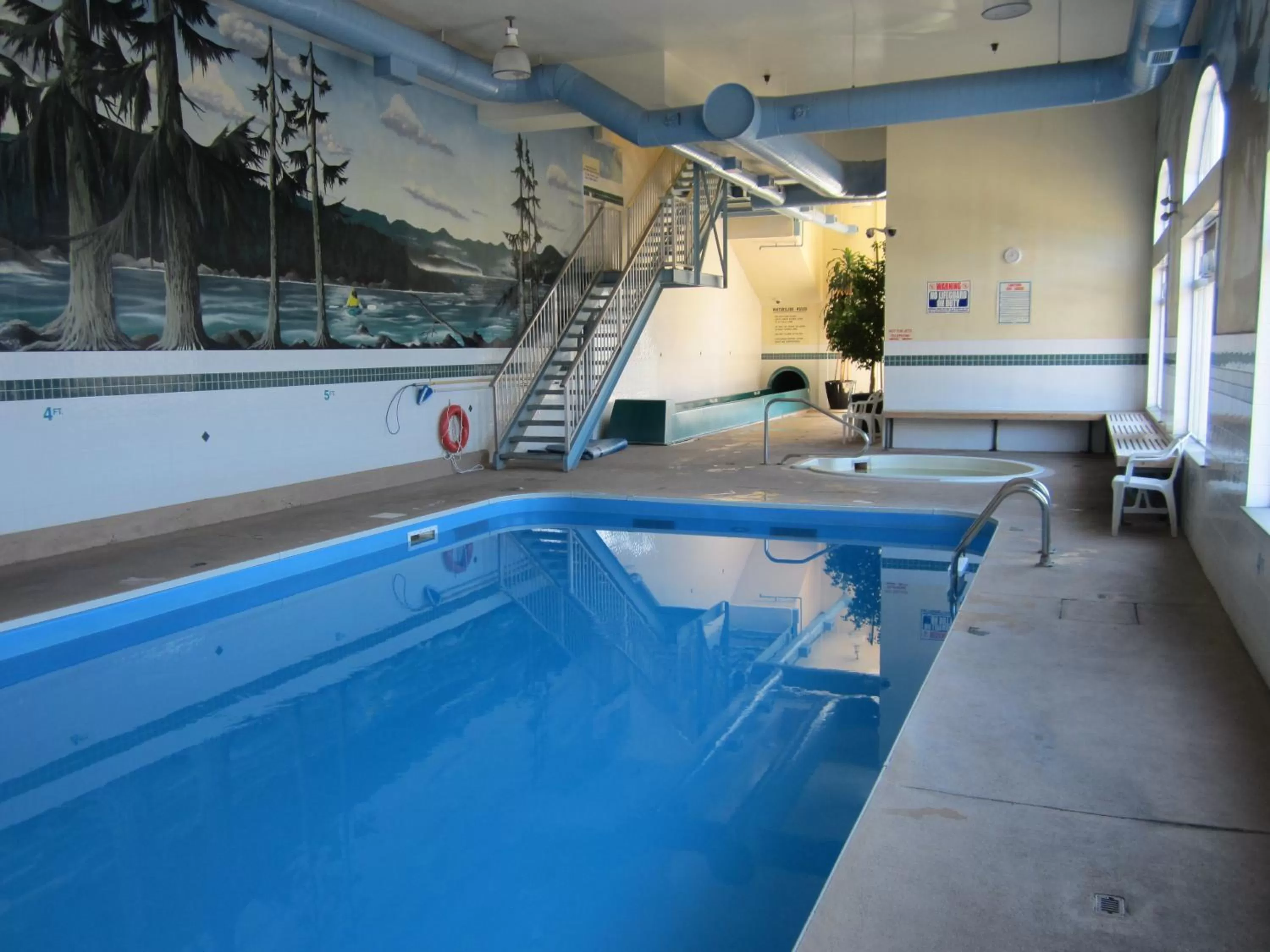 Swimming pool in Ramada Merritt