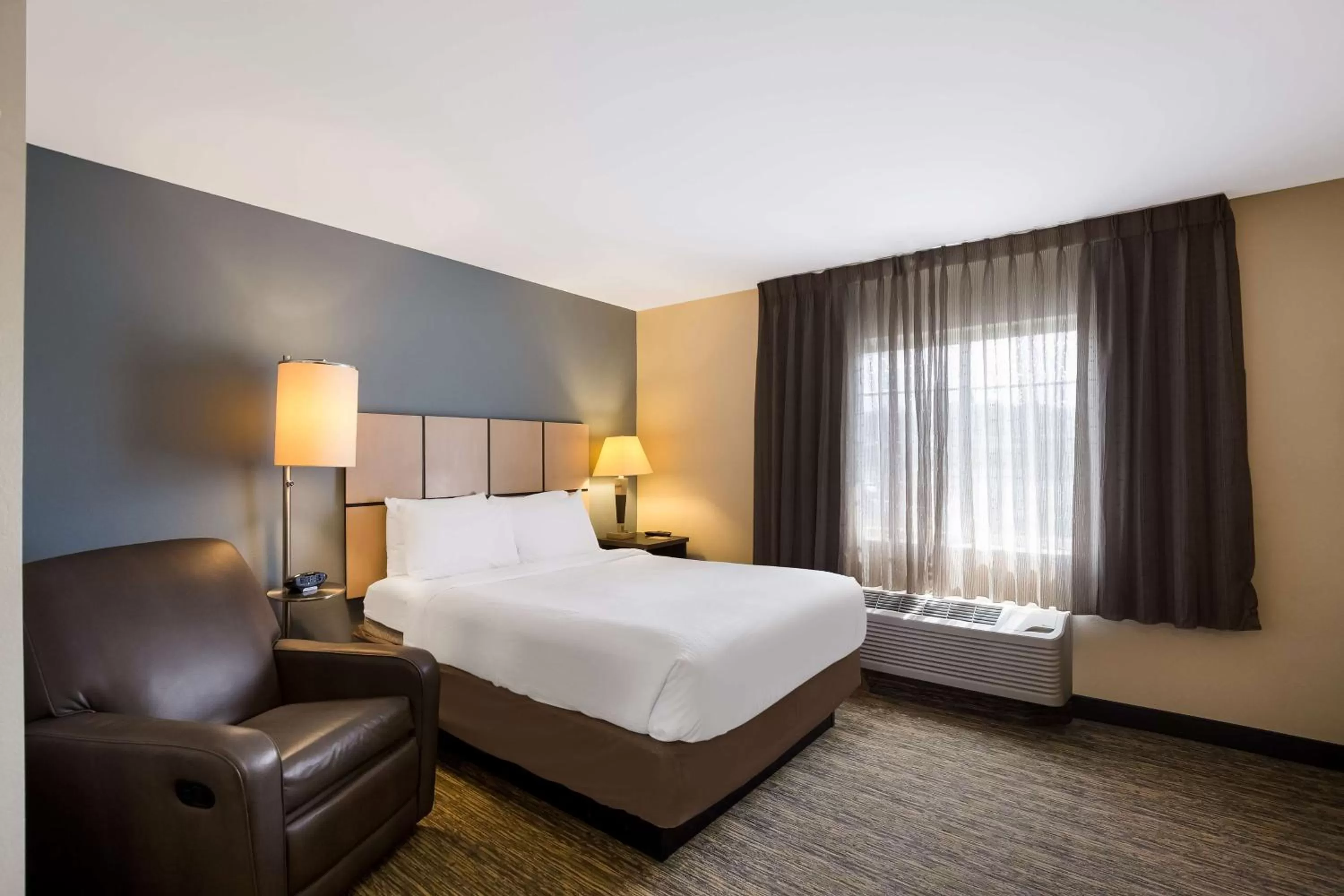 Photo of the whole room, Bed in Sonesta Simply Suites St Louis Earth City