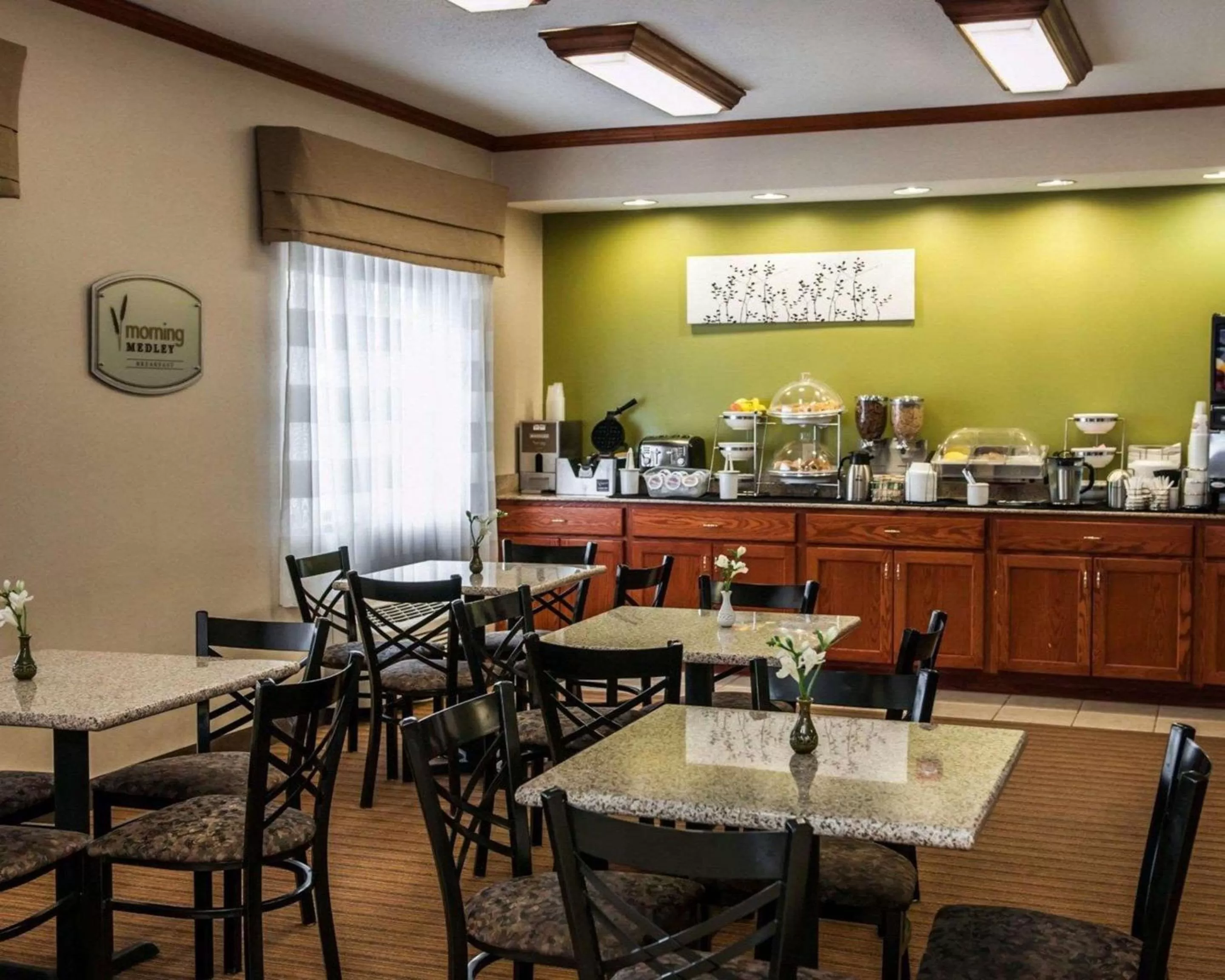 Restaurant/Places to Eat in Sleep Inn South Bend Airport