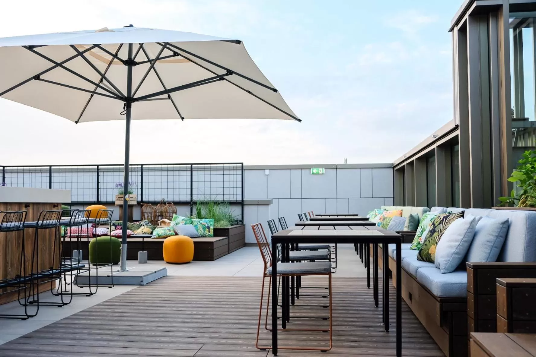 Lounge or bar in Me and All Hotel Ulm, by Hyatt