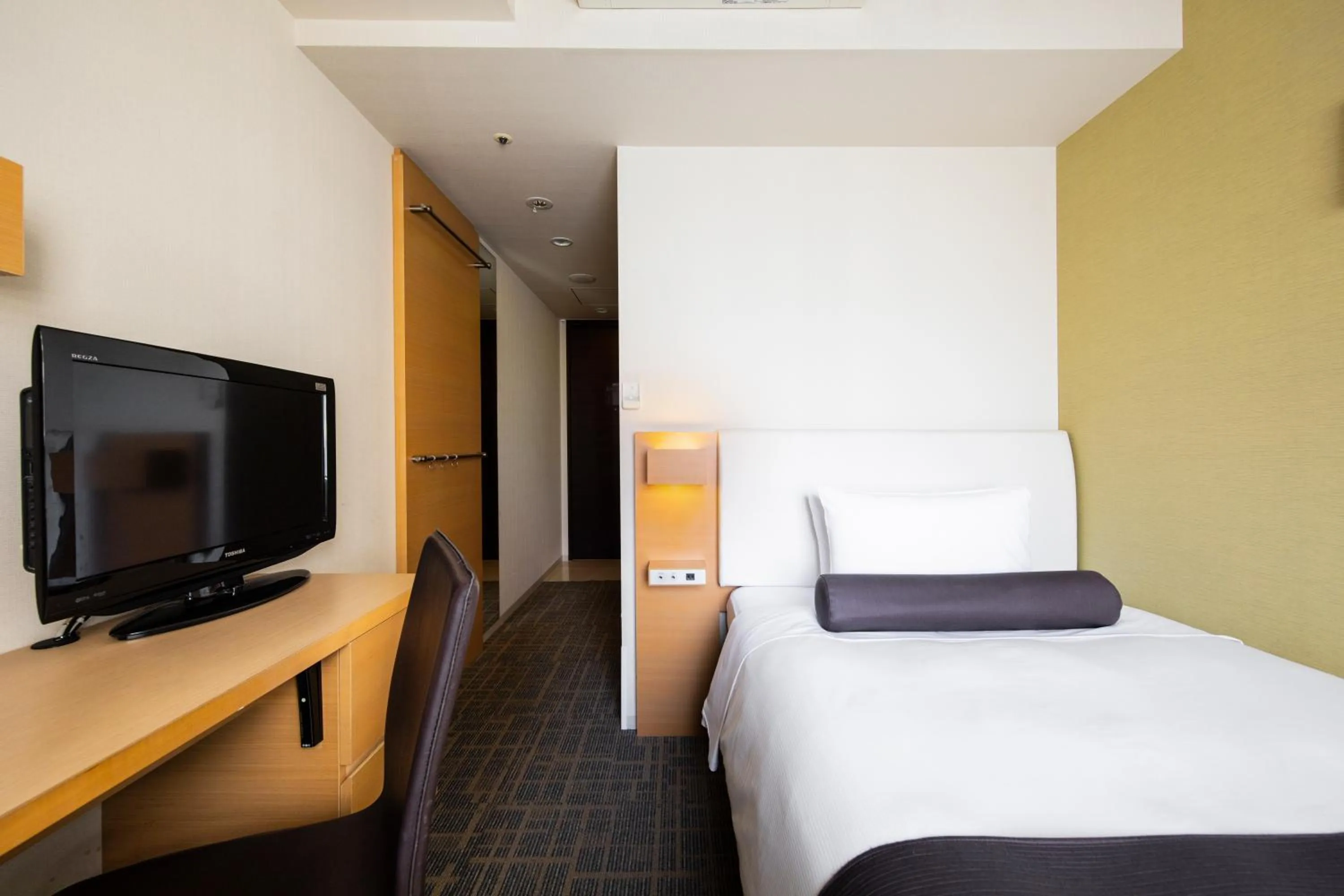 Bed in Tokyu Stay Kamata - Tokyo Haneda