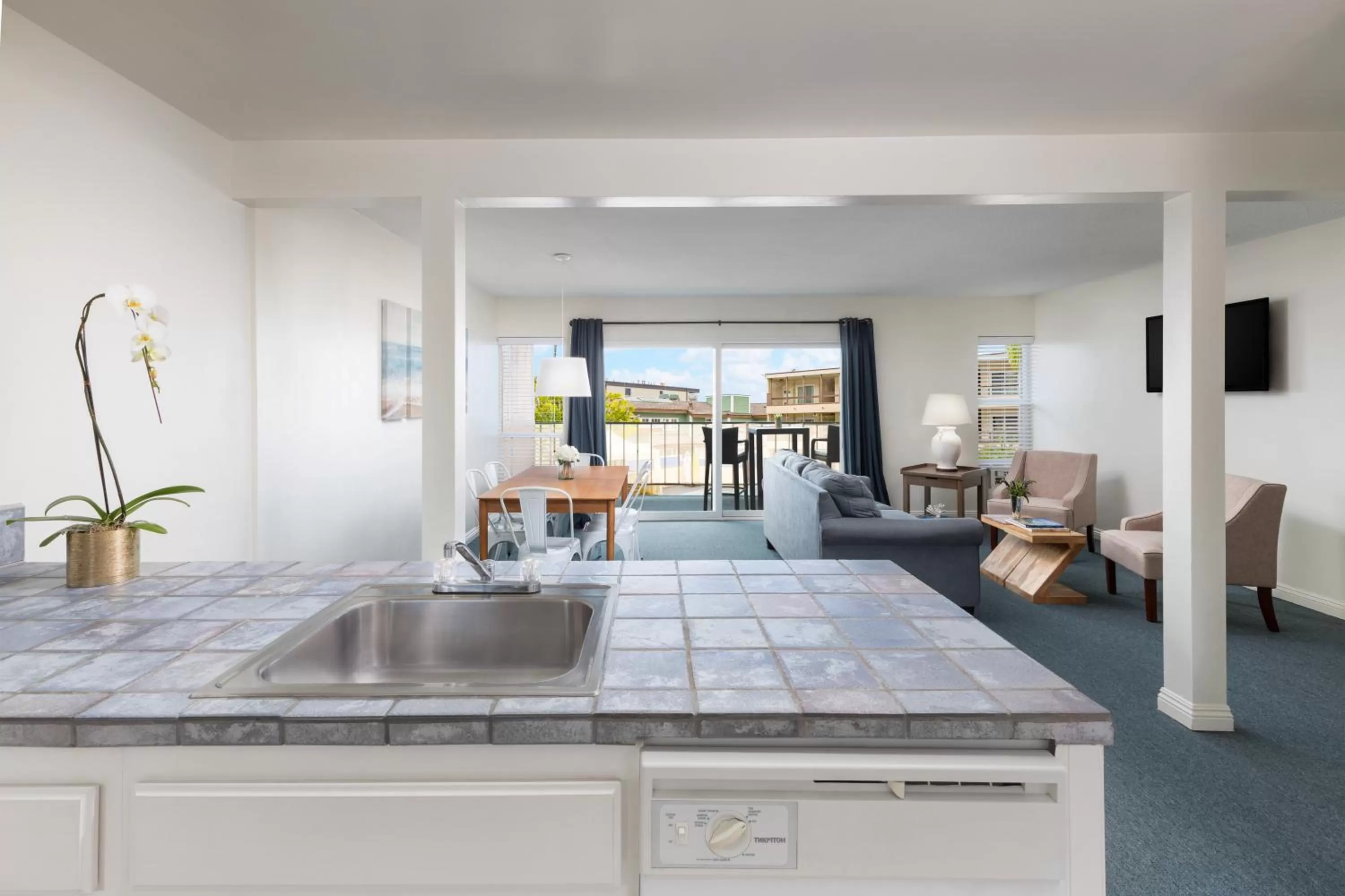 Photo of the whole room, Kitchen/Kitchenette in Pacific Edge Hotel on Laguna Beach