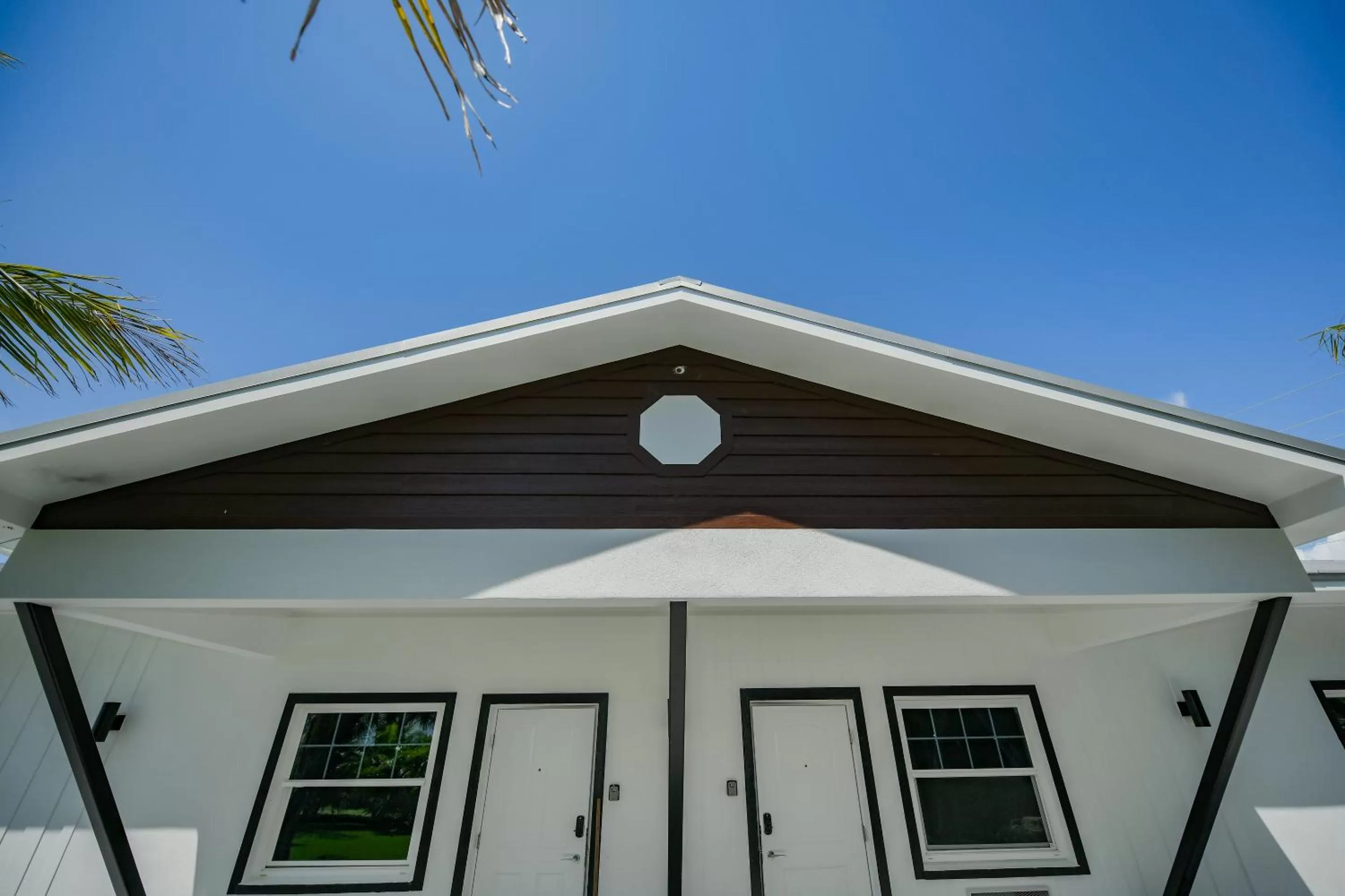 Property building in Casey Key Resorts - Beachfront