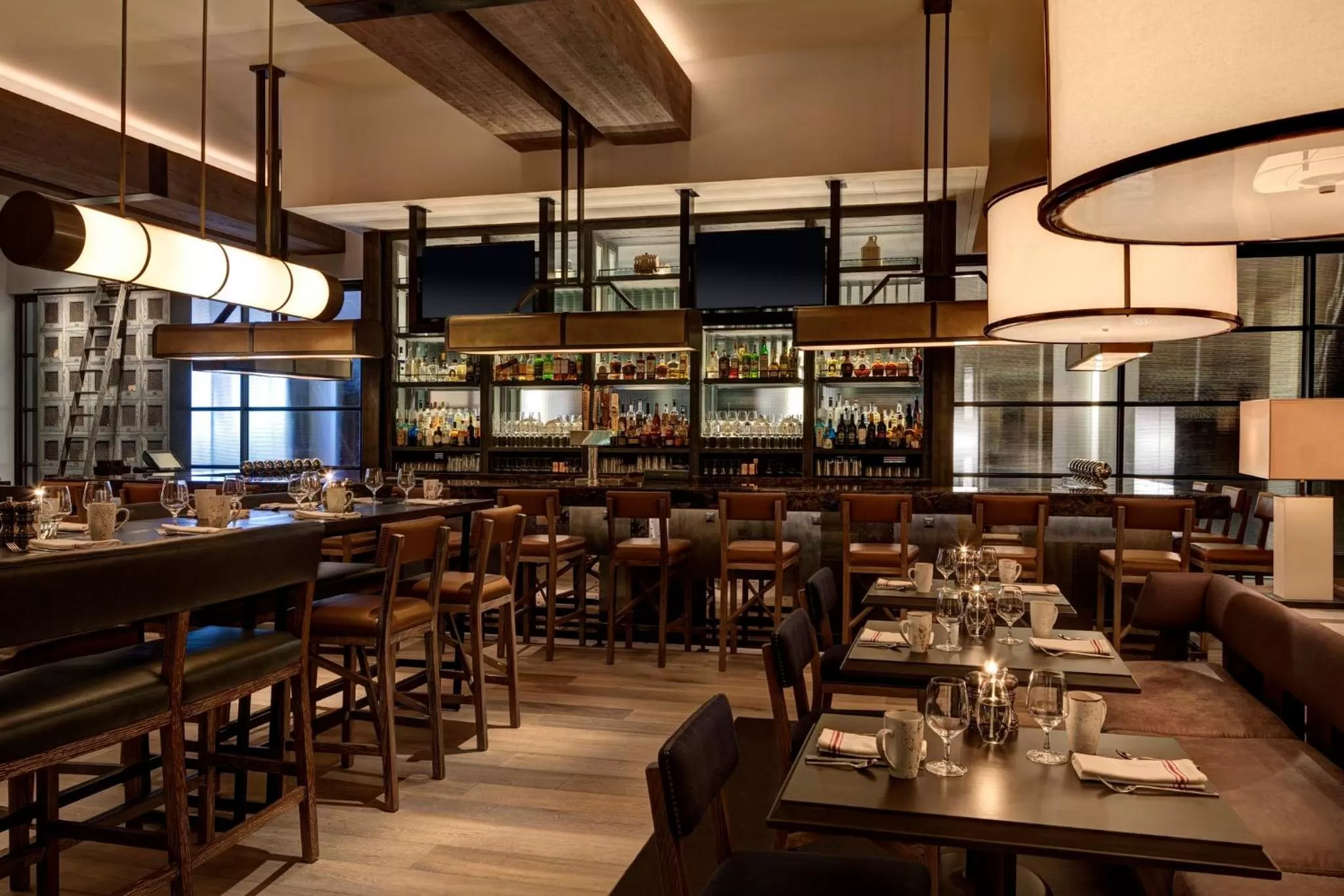 Lounge or bar in Loews Philadelphia Hotel