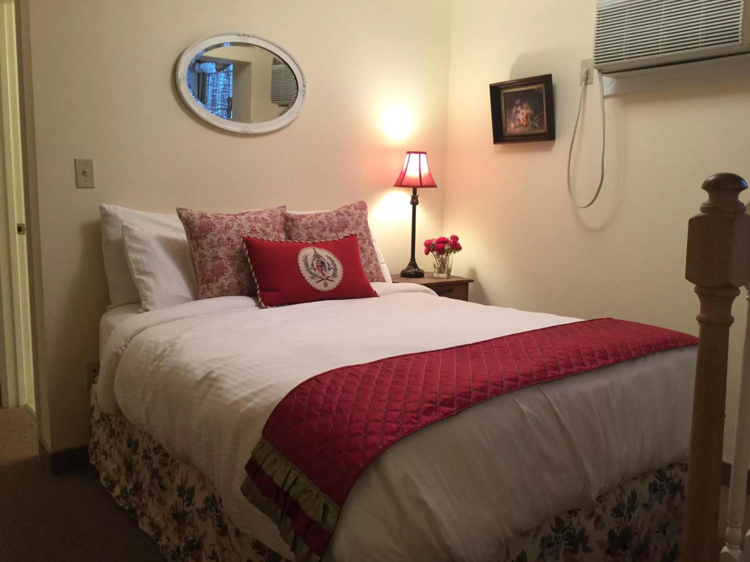 Bedroom, Bed in The Beach Rose Inn