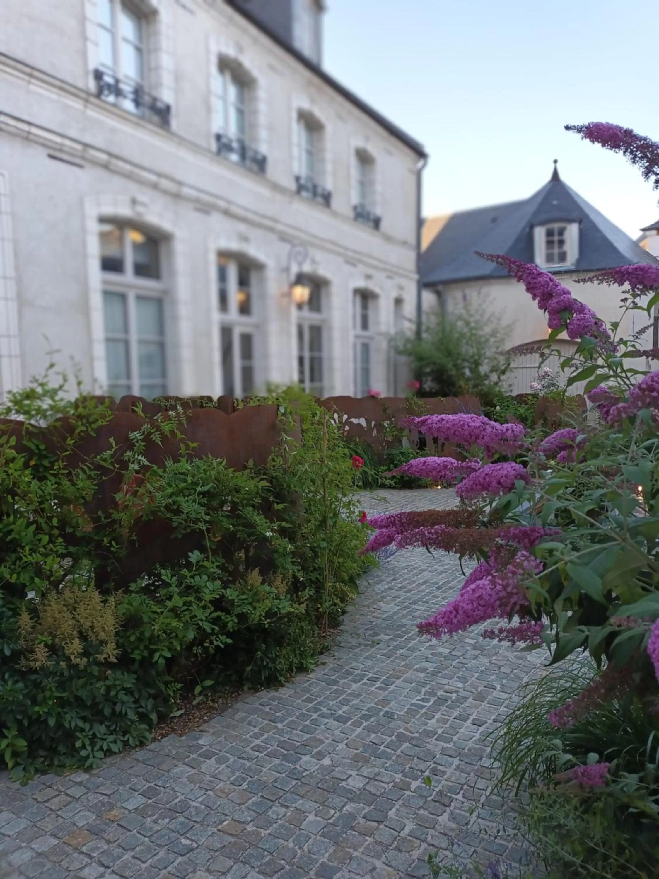Garden view in Hôtel Loysel le Gaucher