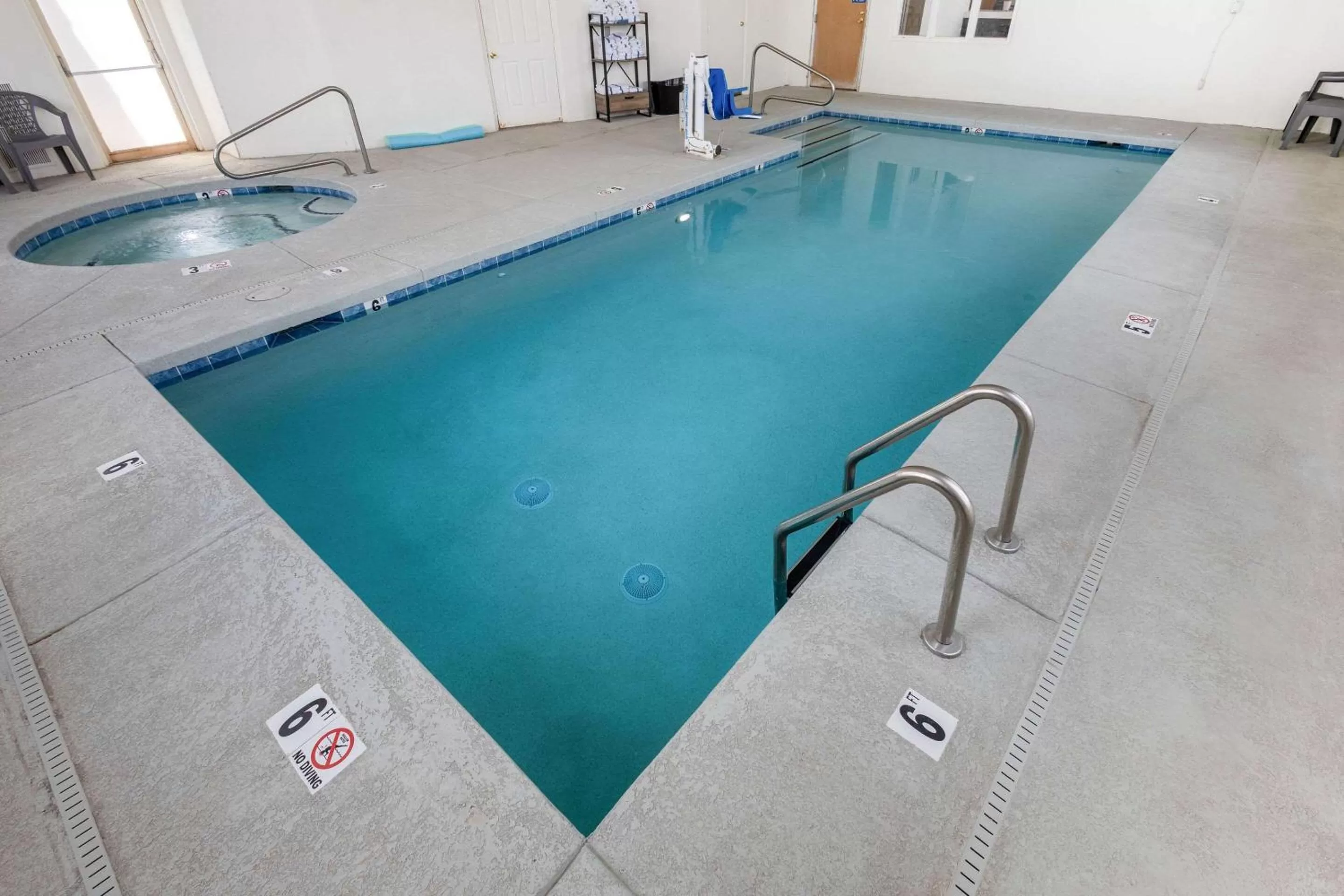 Swimming pool in Quality Inn Winslow I-40