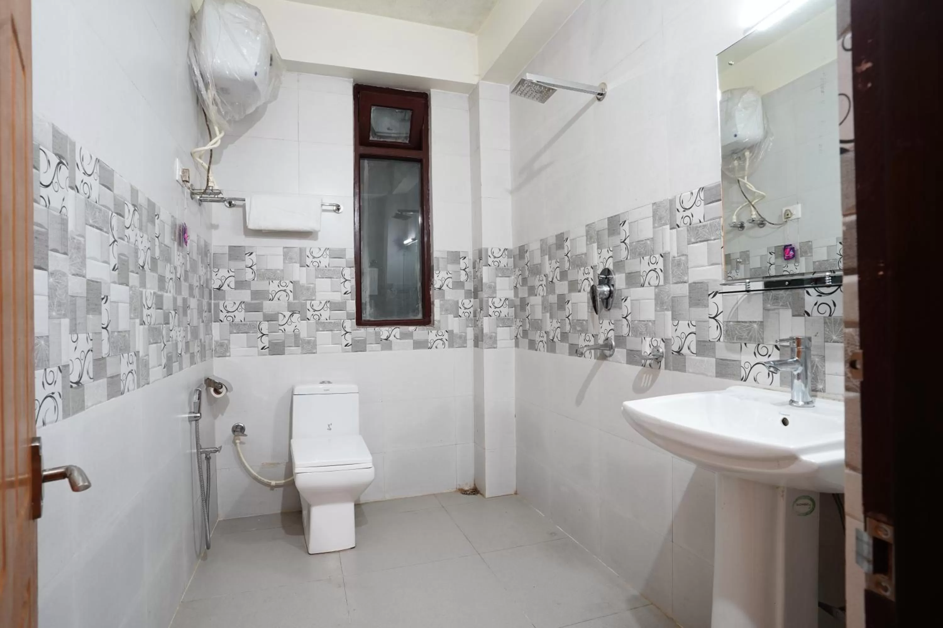 Shower, Bathroom in Hotel White Lotus Gangtok