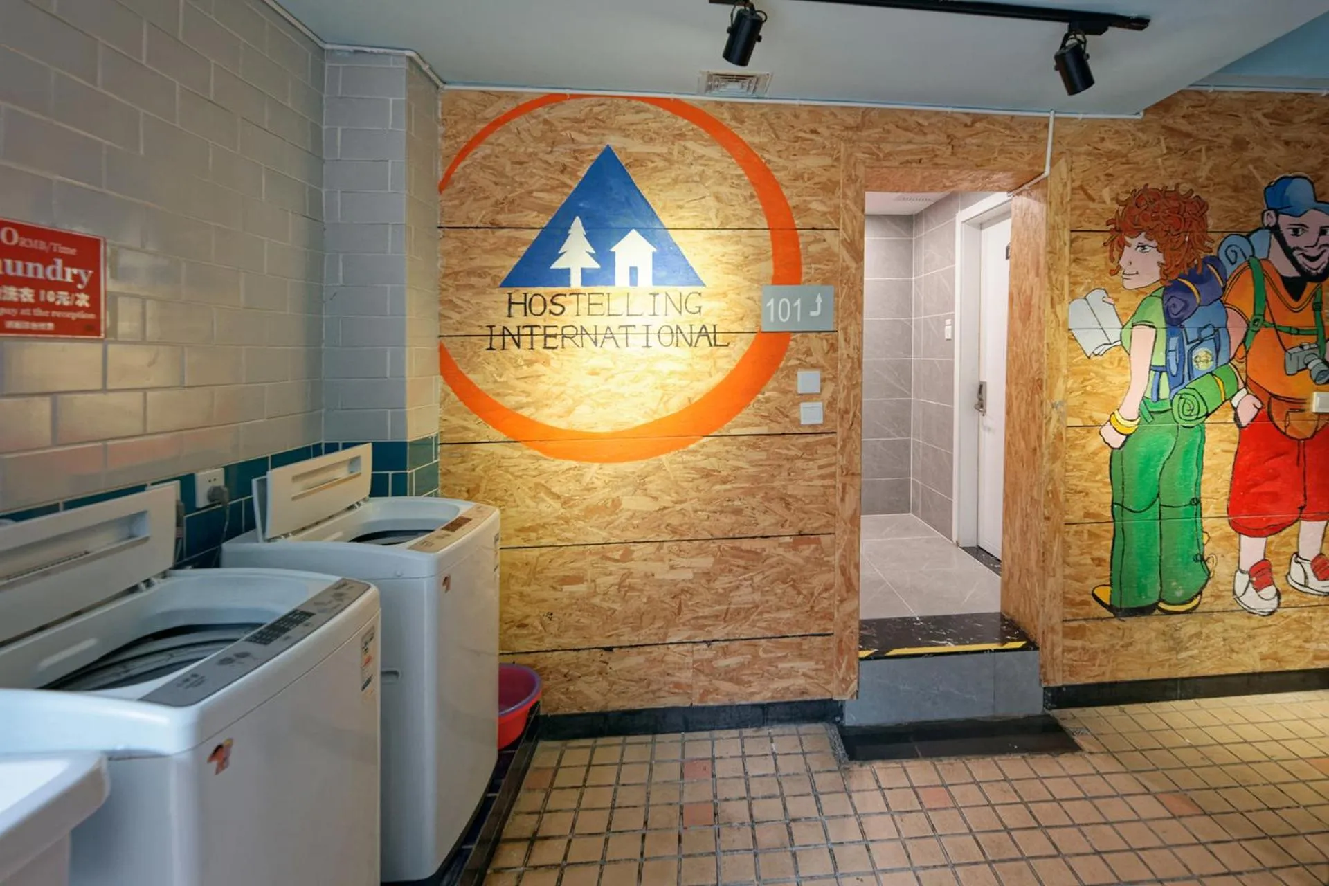 washing machine in The Cloudland International Youth Hostel Close to the city center,15 min walks to the subway, Close to the night market, old street, green lake, English-speaking service, free Activity convenient payment and visa cards are accepted