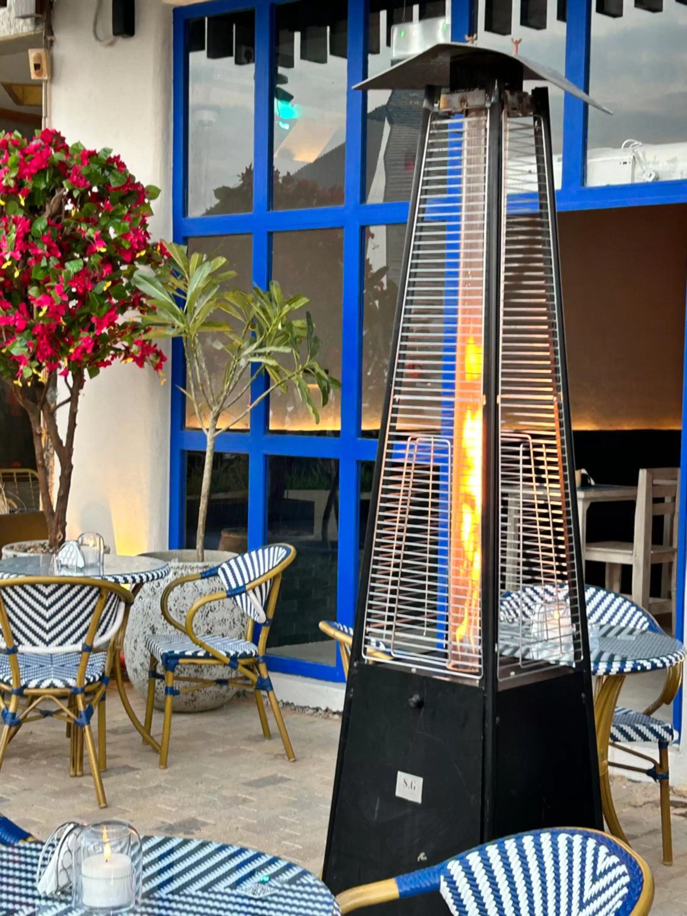 Restaurant/places to eat in Tajreed Suites