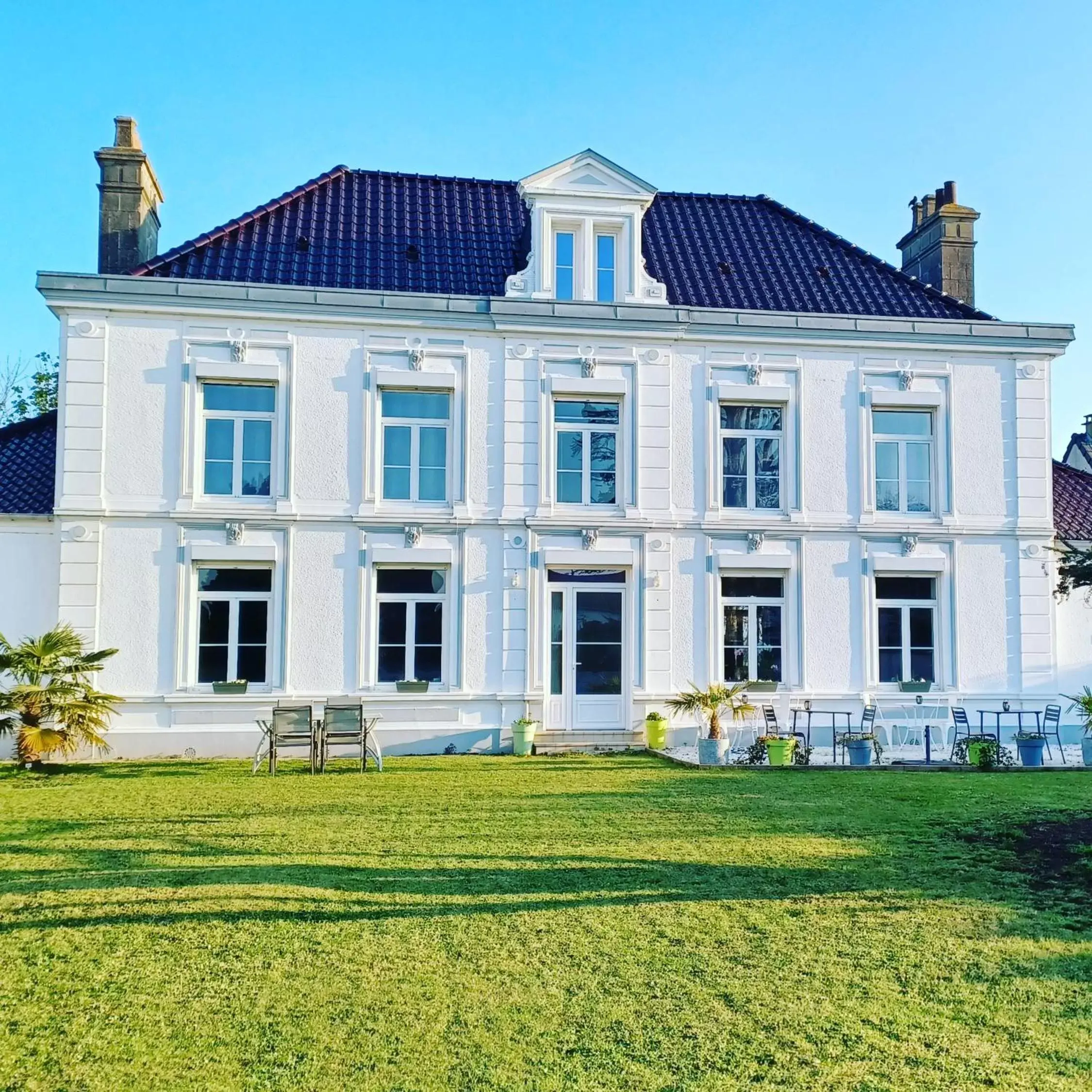 Property Building in La Carte Postale Property Building in La Carte Postale