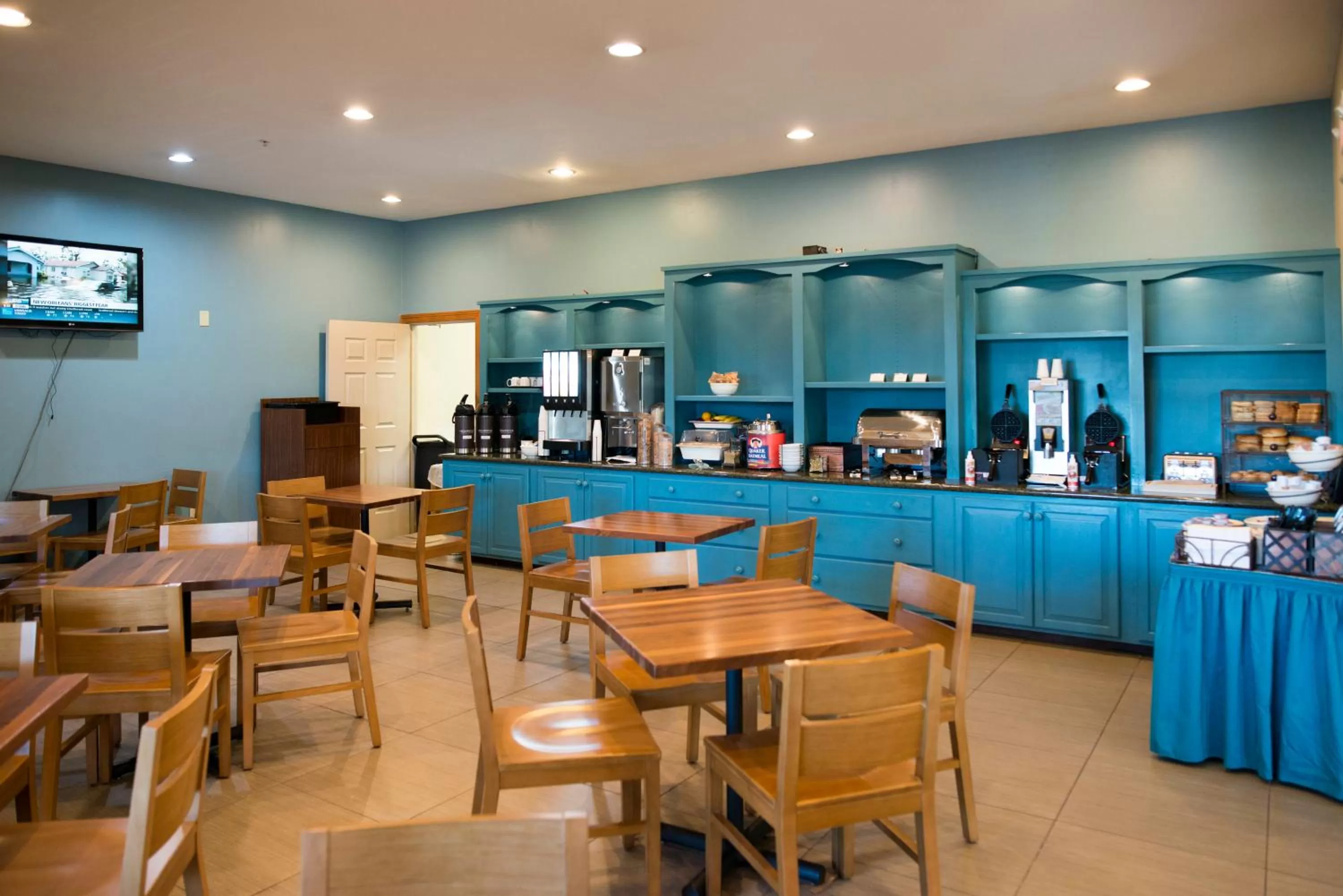 Continental breakfast in Country Inn & Suites by Radisson, Effingham, IL