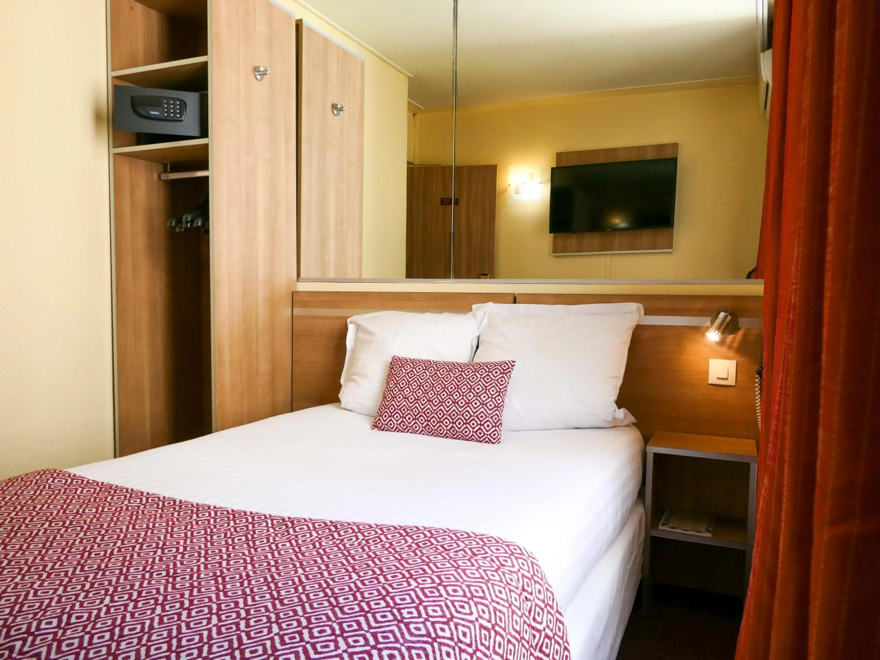 Bedroom, Bed in Hôtel de France Quartier Latin