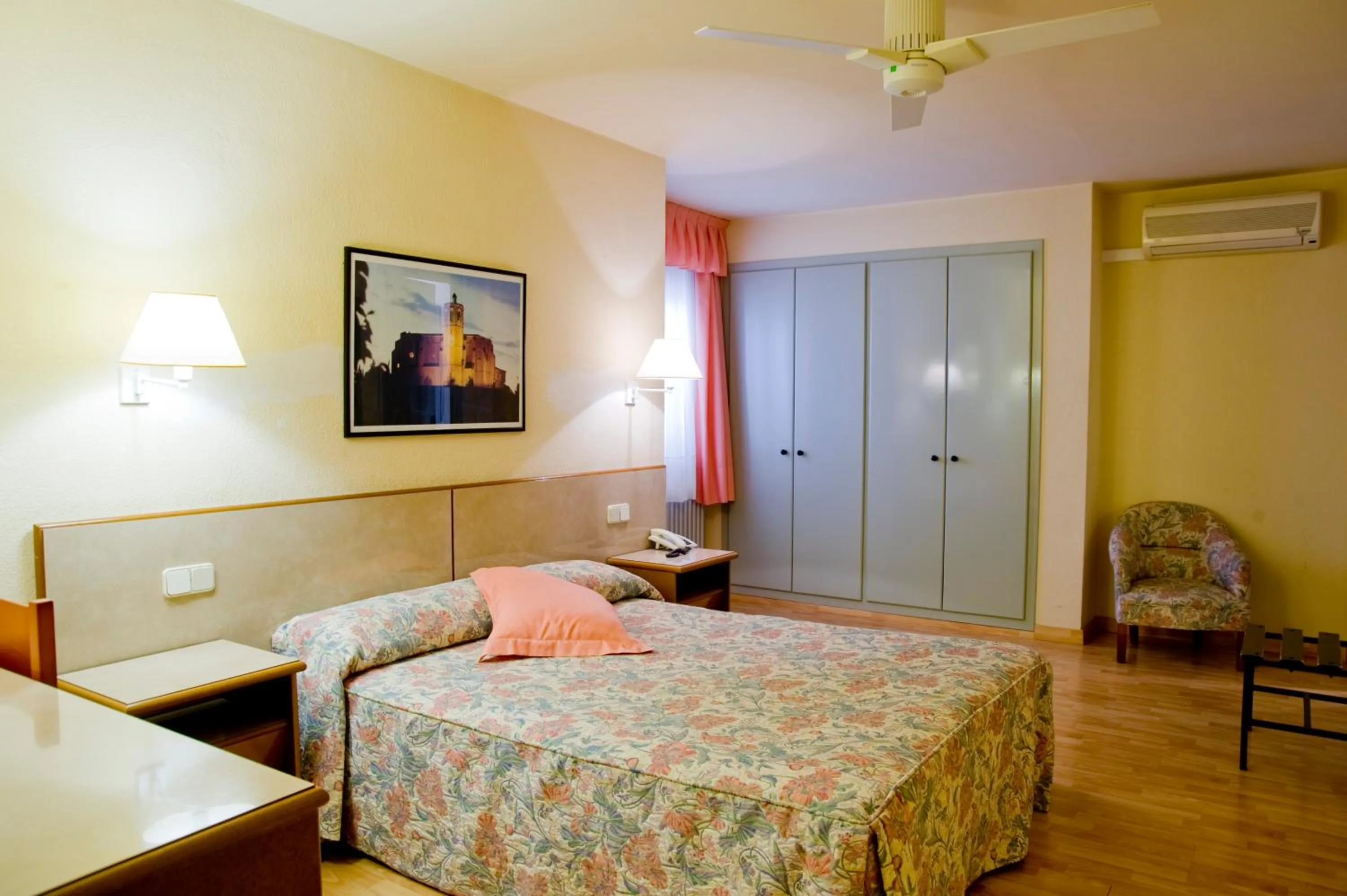 Photo of the whole room, Bed in Hotel Balaguer
