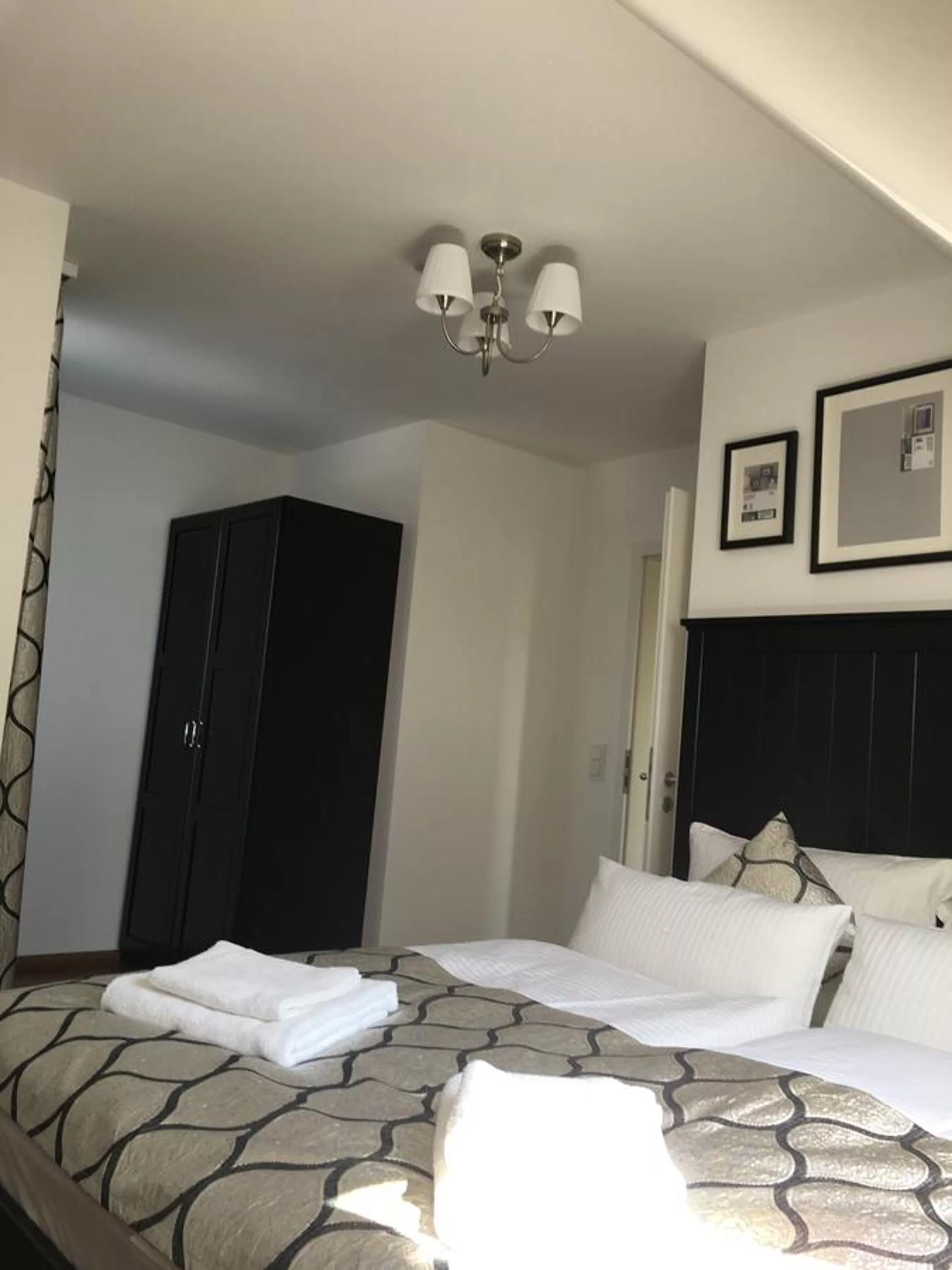 Property building, Bed in Merkel Villa Apartamente