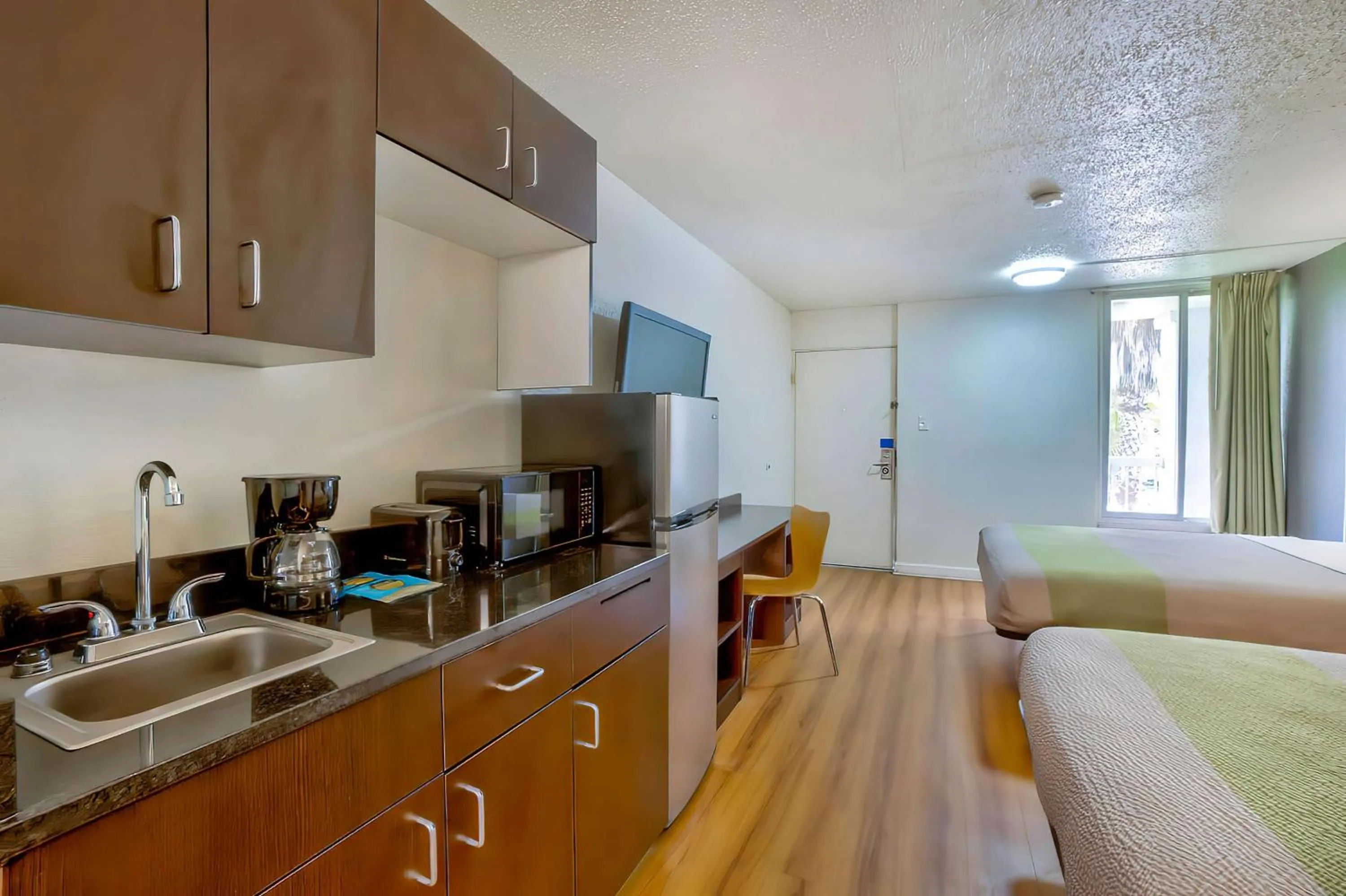 Bedroom, Bed in Studio 6 Gainesville, Fl