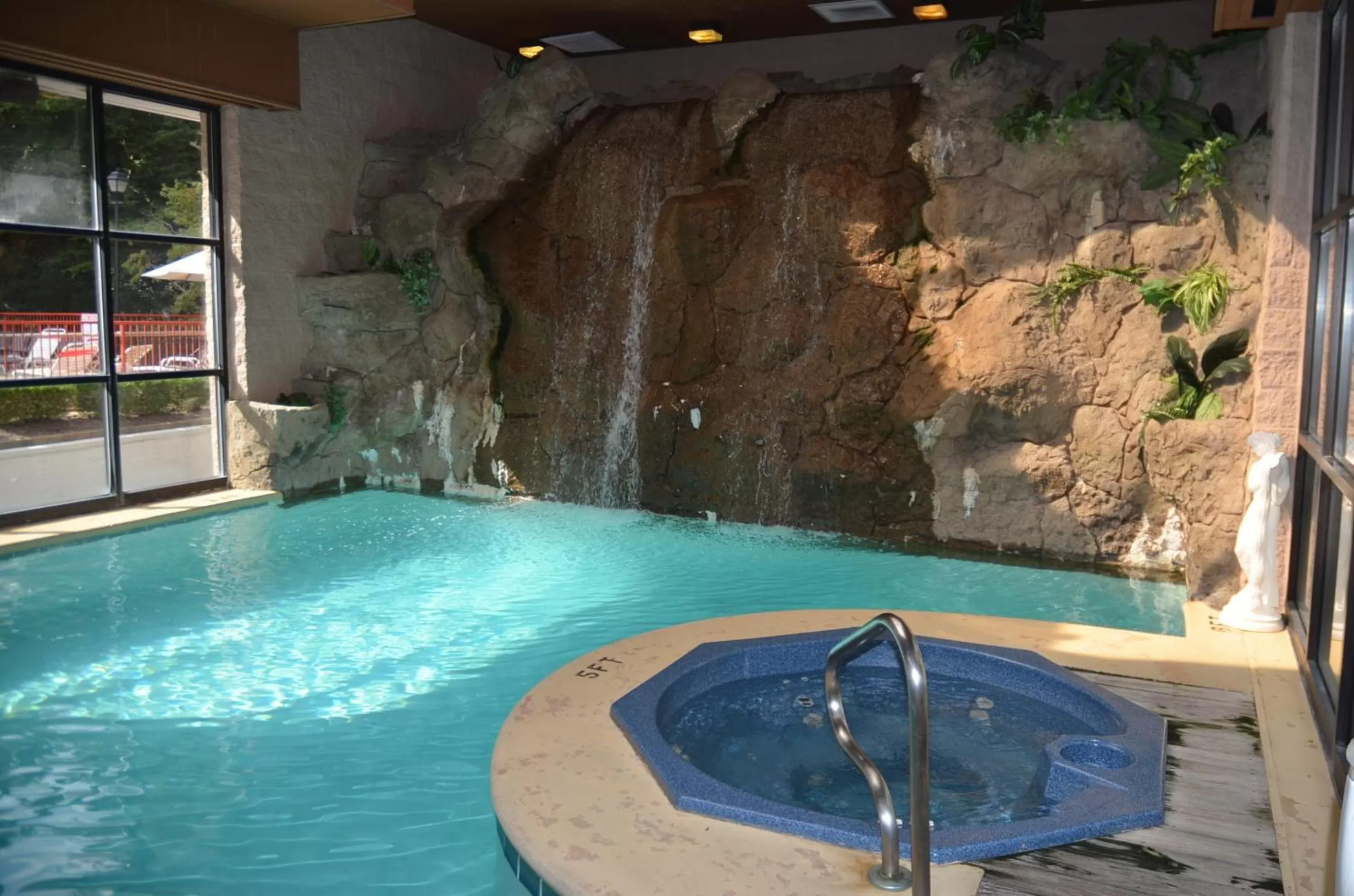 Swimming pool in Zoders Inn and Suites