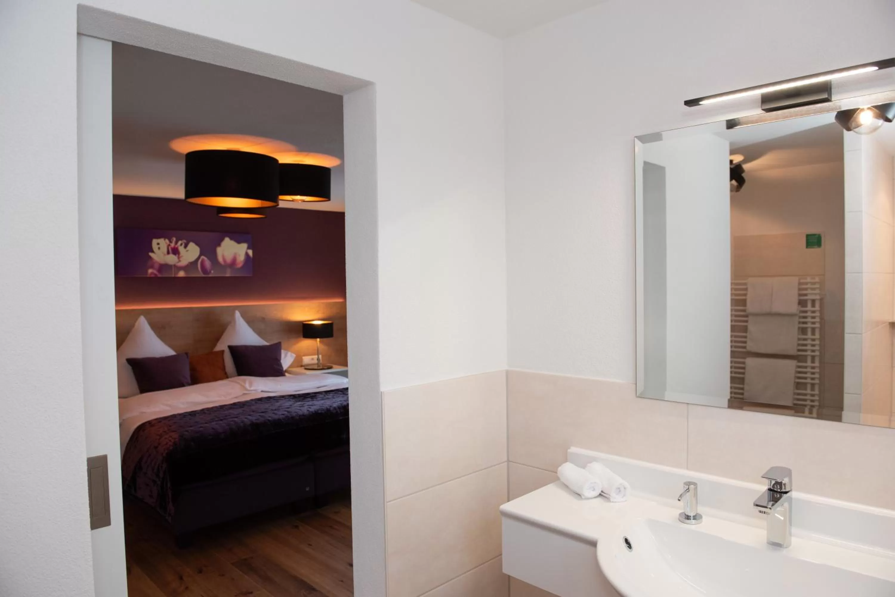 Bathroom, Bed in Boutique - Hotel Zum Schloss