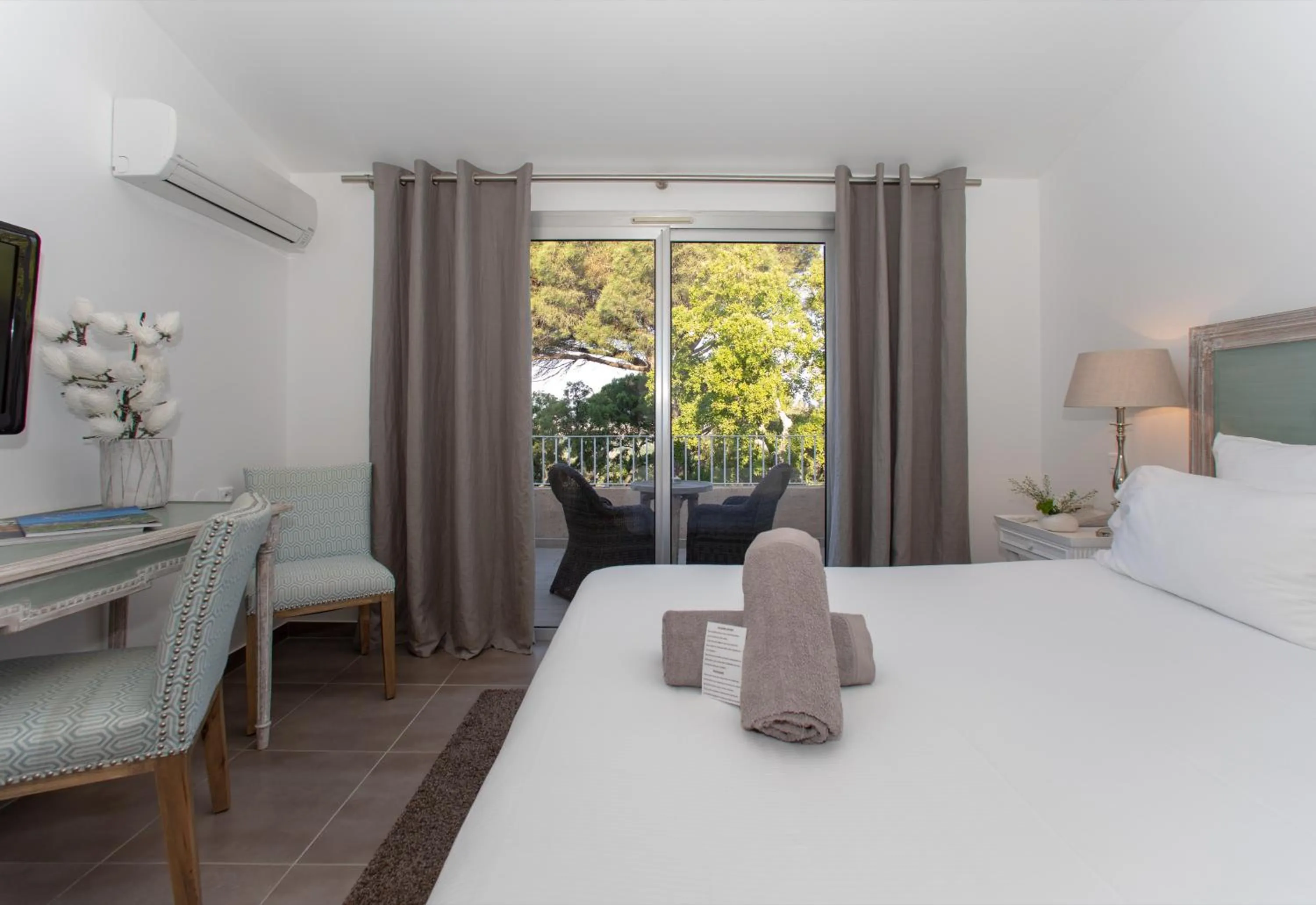 Photo of the whole room, Bed in Hôtel Font Mourier