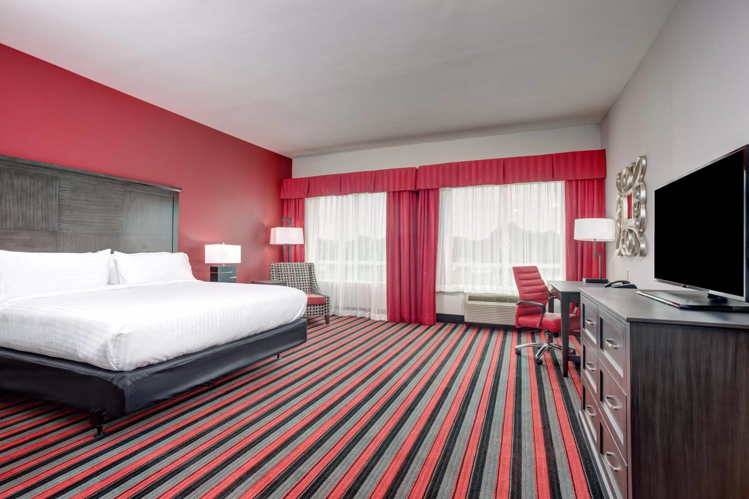 Photo of the whole room, Bed in Holiday Inn Lafayette North by IHG