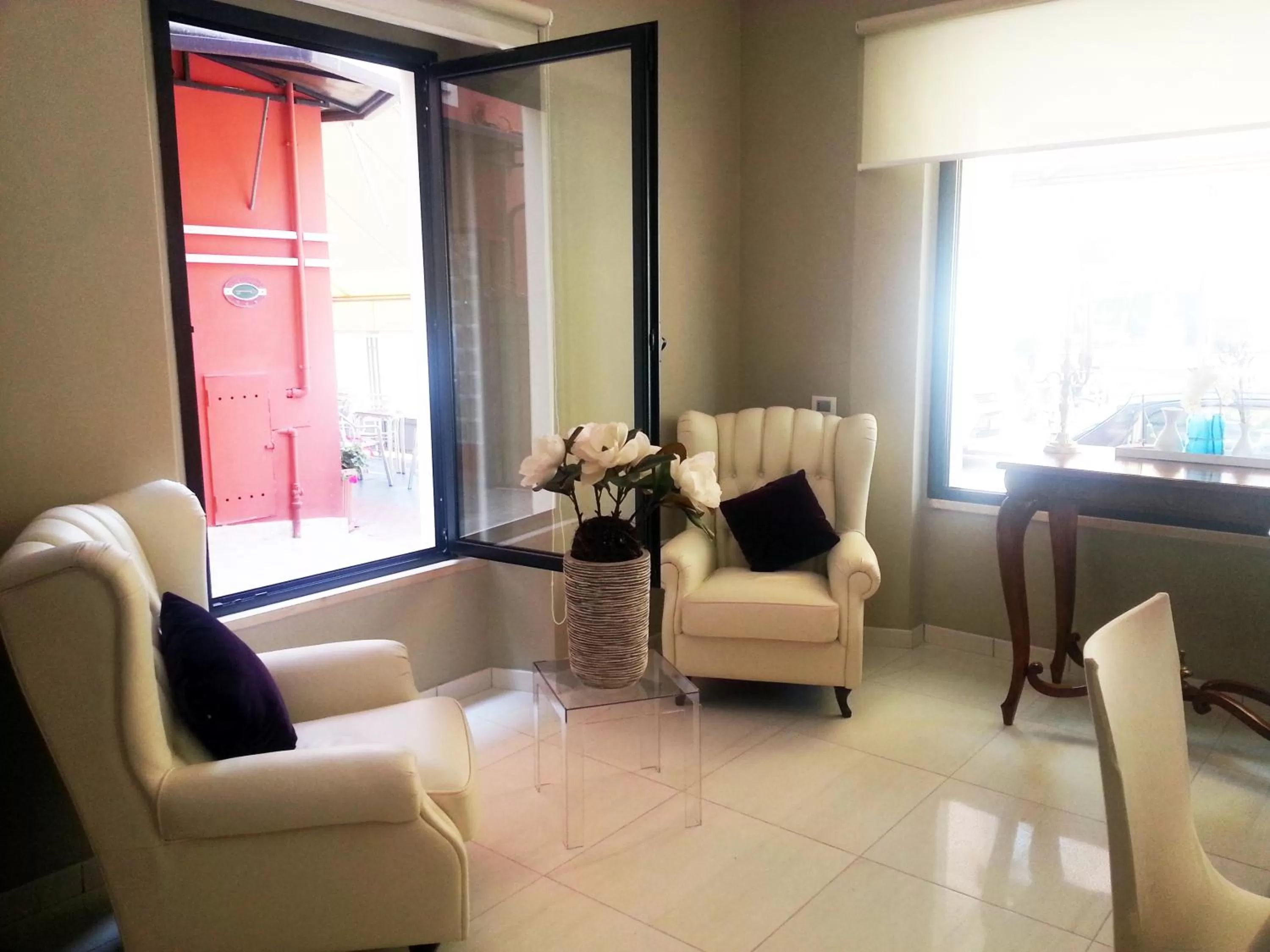 Communal lounge/ TV room in Hotel lo Squalo