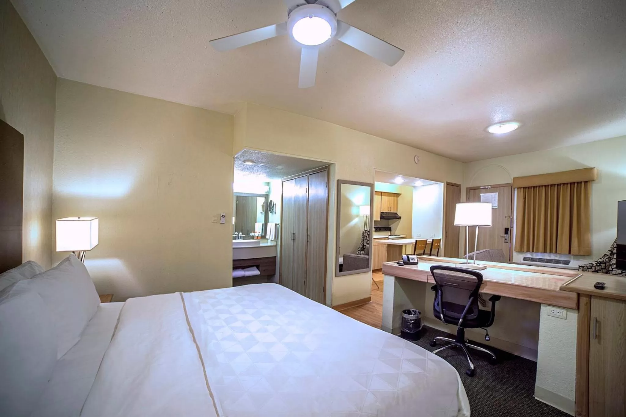 Photo of the whole room, Bed in Holiday Inn & Suites Chihuahua Expo by IHG